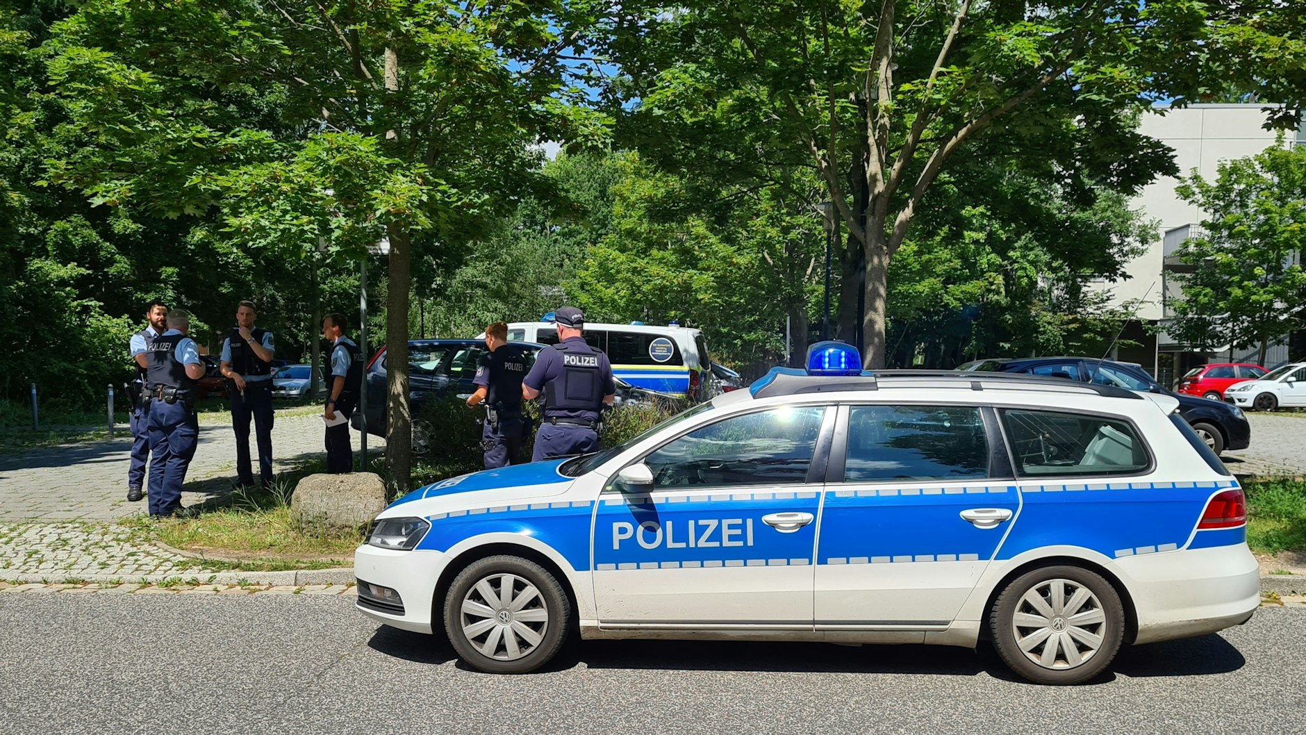 Einsatzkräfte der Potsdamer Polizei am Dienstag in der Nähe des Tatortes, an dem eine junge Frau vergewaltigt wurde.