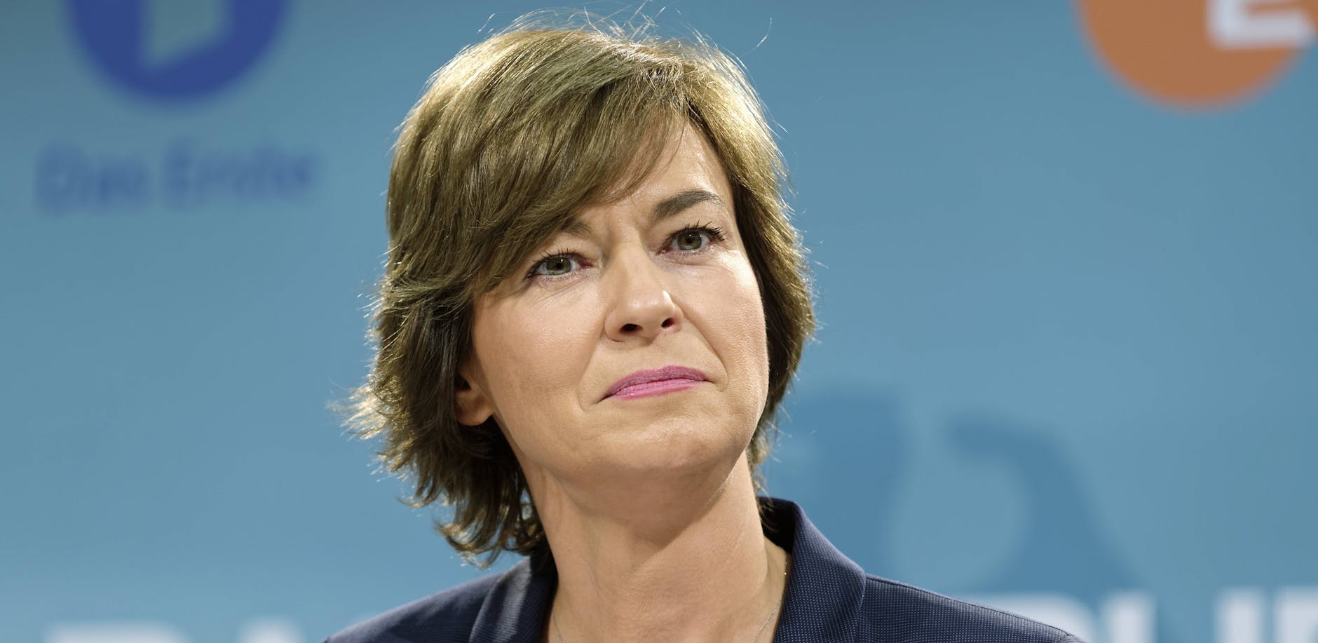 Laut dem Bericht wirft der anonyme Verfasser des Drohschreibens Illner vor, sich für die „Abschaffung der Scheißdeutschen“ zu engagieren.