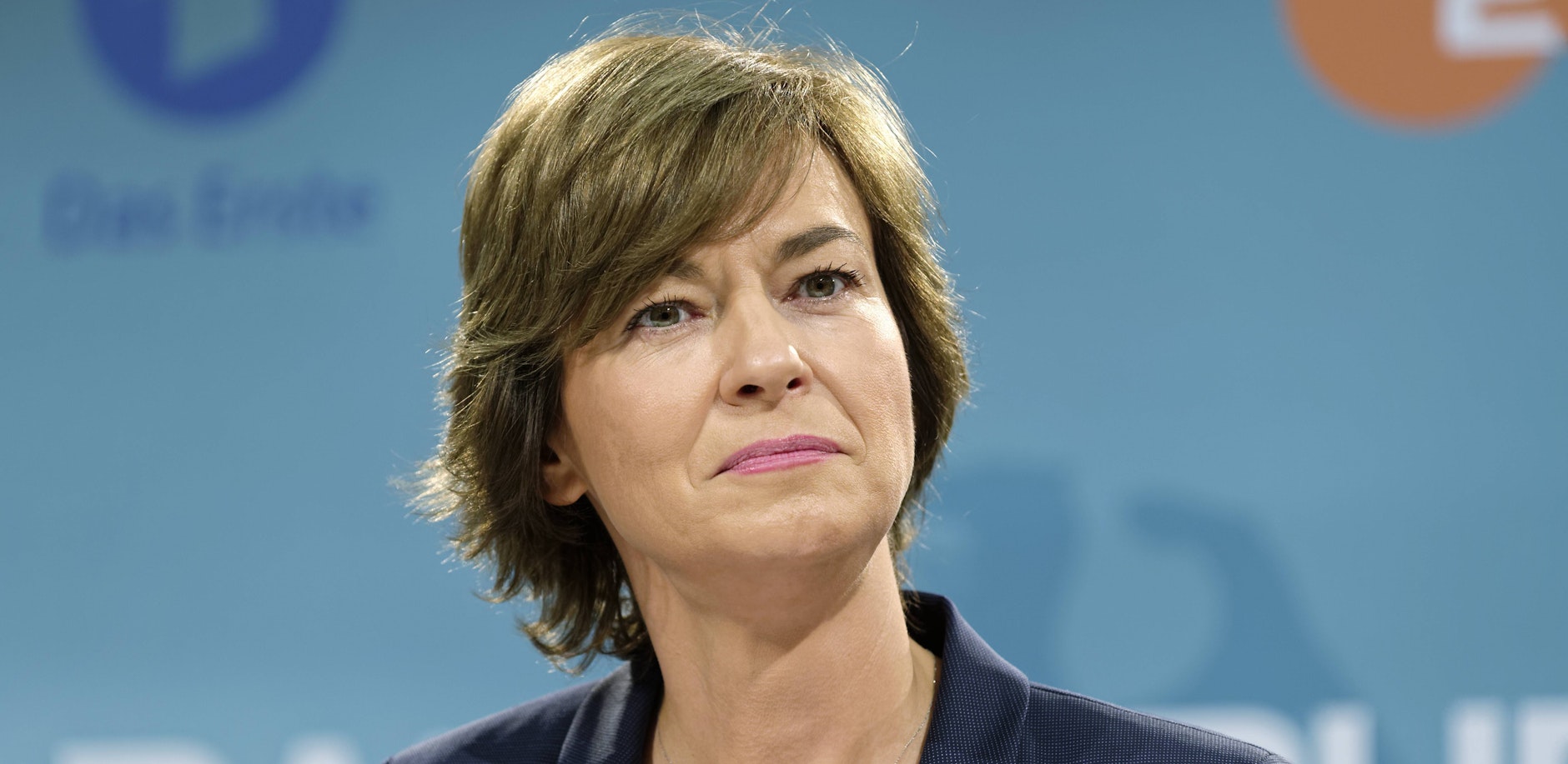 Laut dem Bericht wirft der anonyme Verfasser des Drohschreibens Illner vor, sich für die „Abschaffung der Scheißdeutschen“ zu engagieren.