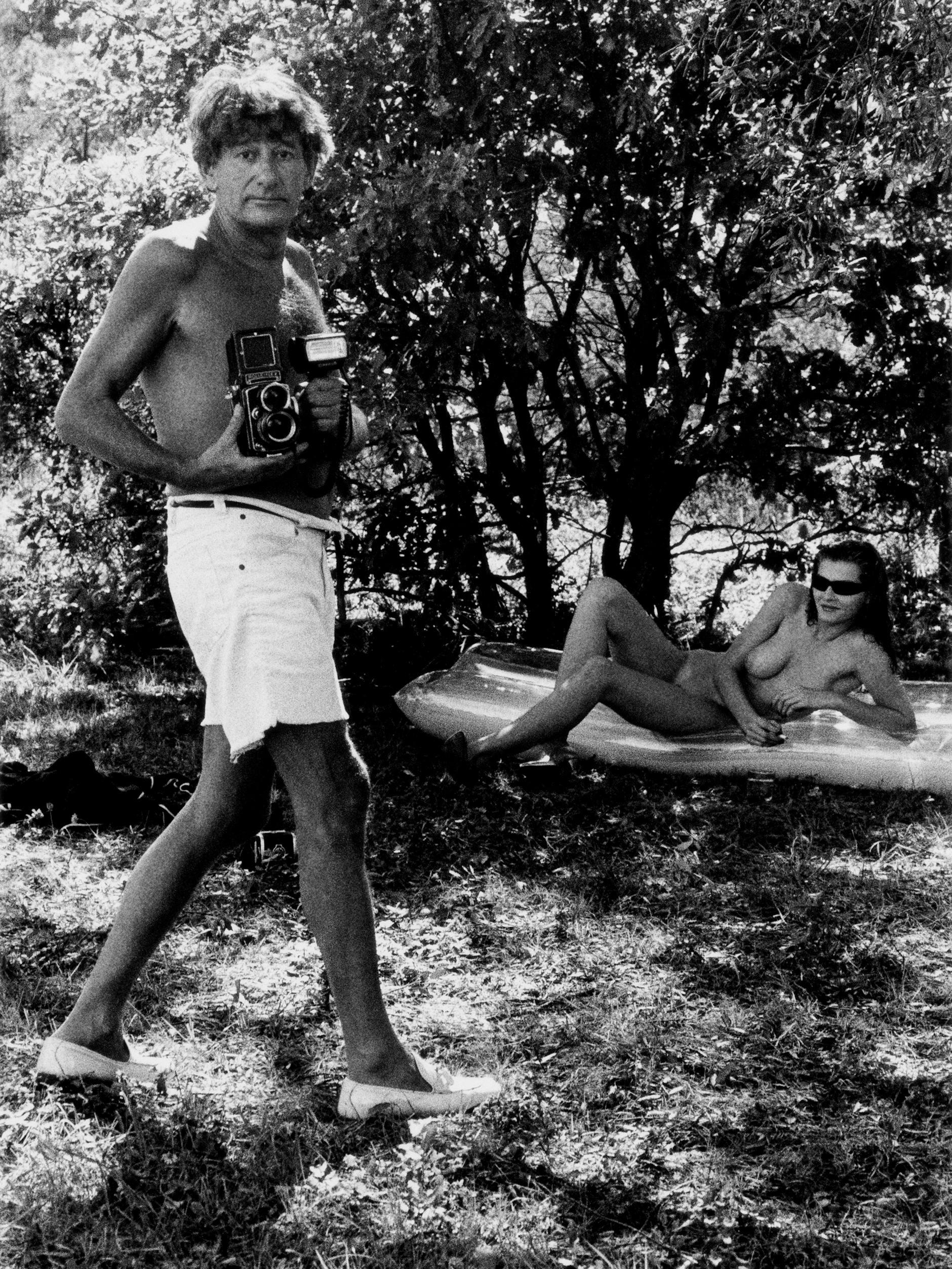 Süßes Leben in Südfrankreich: Newton im August 1981 beim Shooting in Ramatuelle, fotografiert von seiner Frau. Das bebrillte Model, die Wienerin Sylvia Gobbel, erzählt ebenfalls in „The Bad and the Beautiful“. 