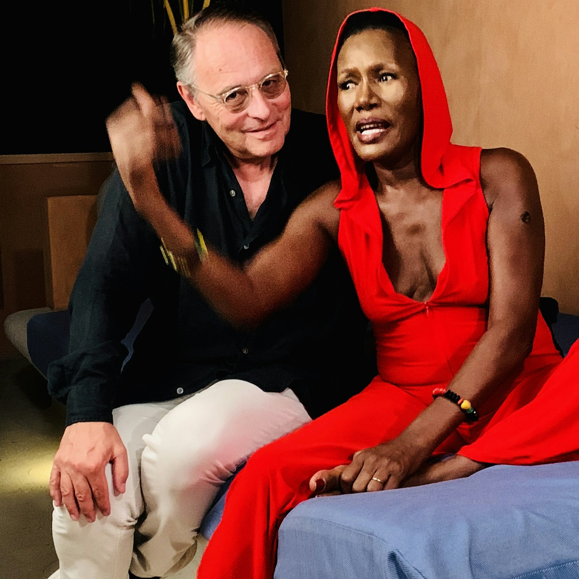 Der Regisseur beim Dreh mit Grace Jones auf Jamaica. Die Chanteuse und 007-Diva erzählt im Film lachend, dass Newton ihren Busen zu klein fand – um sie dann doch als nackte Superfrau zu inszenieren.&nbsp;