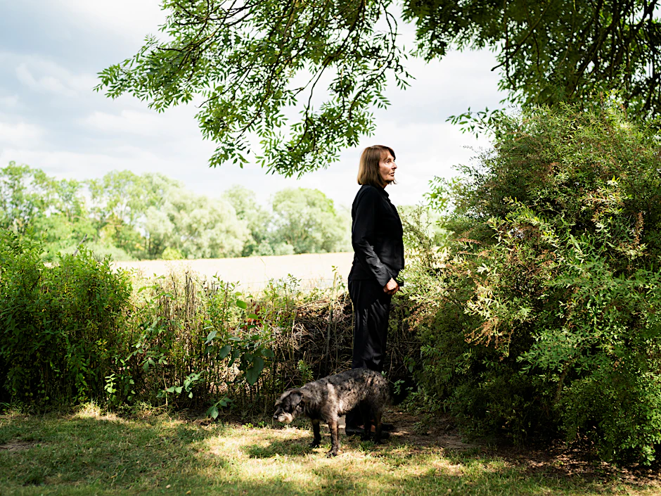 Die Schriftstellerin Monika Maron im Garten ihres Hauses in Mecklenburg-Vorpommern.