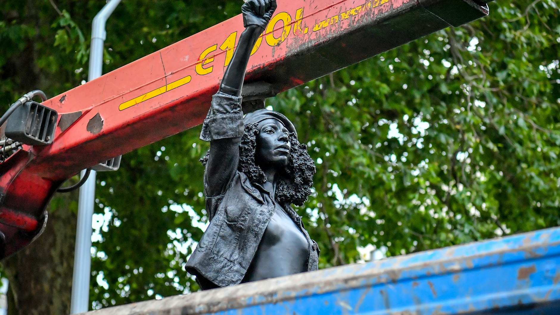 Die Skulptur wurde am Donnerstagmorgen in ein Museum abtransportiert.
