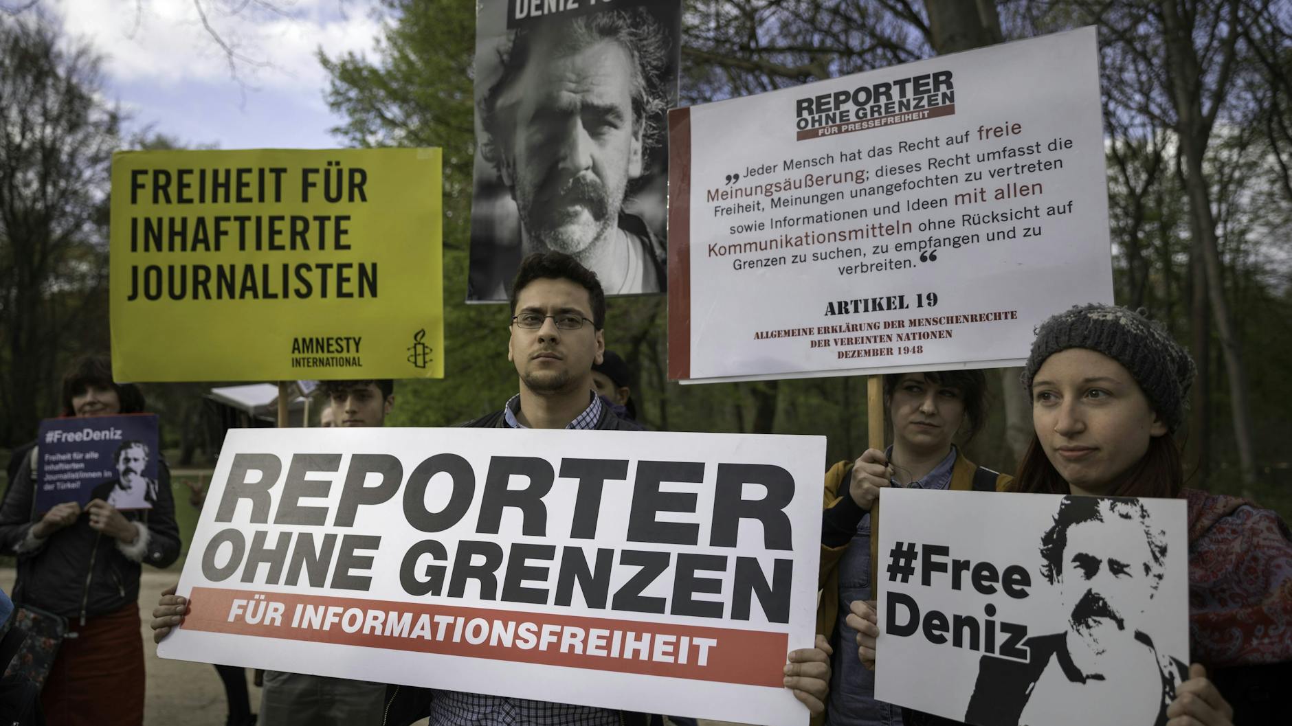 April 2017: Hunderte demonstrierten bundesweit für die Freilassung des in der Türkei inhaftierten Reporters Deniz Yücel, hier vor der Türkischen Botschaft in Berlin.