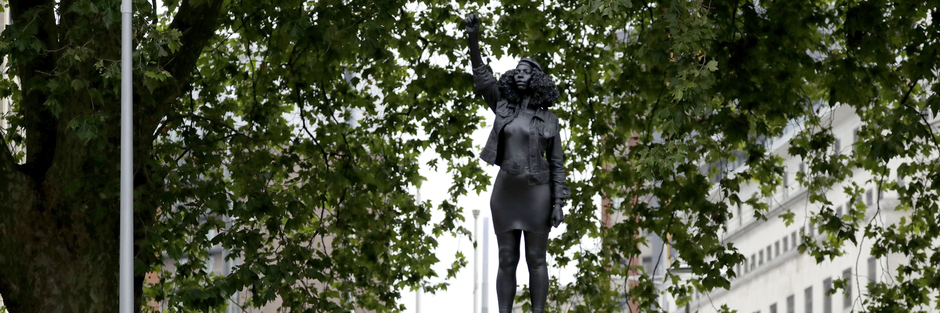 Das Kunstwerk „A Surge of Power“, das Jen Reid zeigt, stand 24 Stunden lang auf dem Sockel, auf dem einst die Skulptur eines Sklavenhändlers stand.