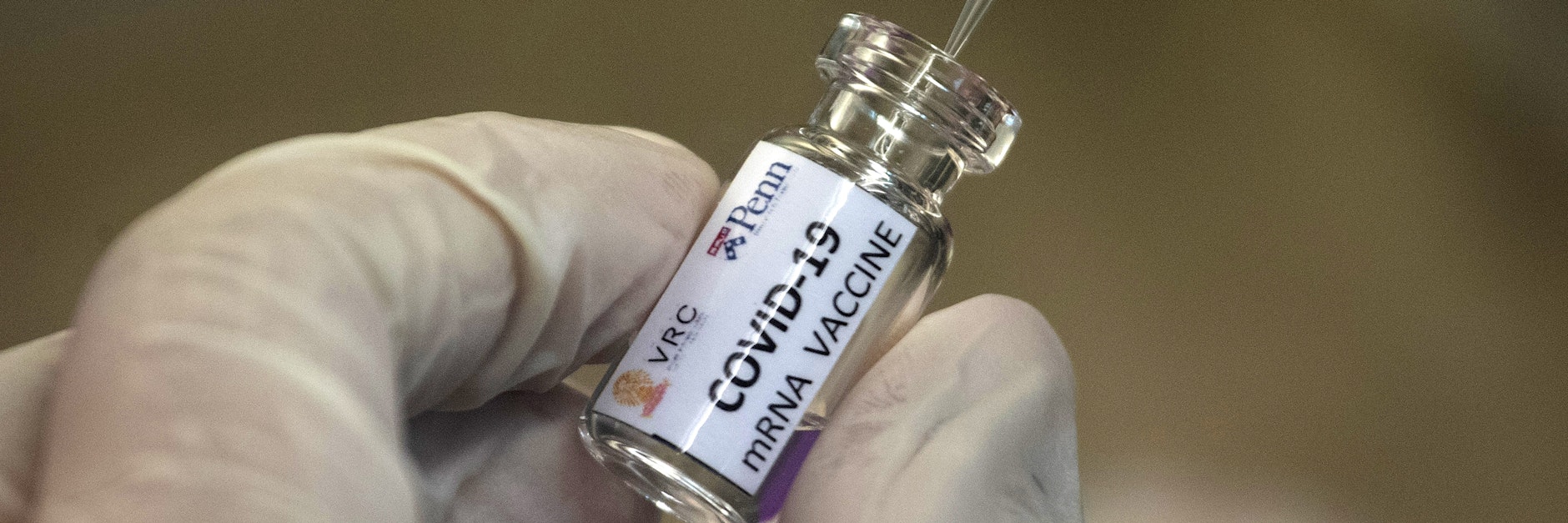 Ein Labortechniker mit einem möglichen Covid-19-Impfstoff in einem Labor in Bangkok (Thailand).