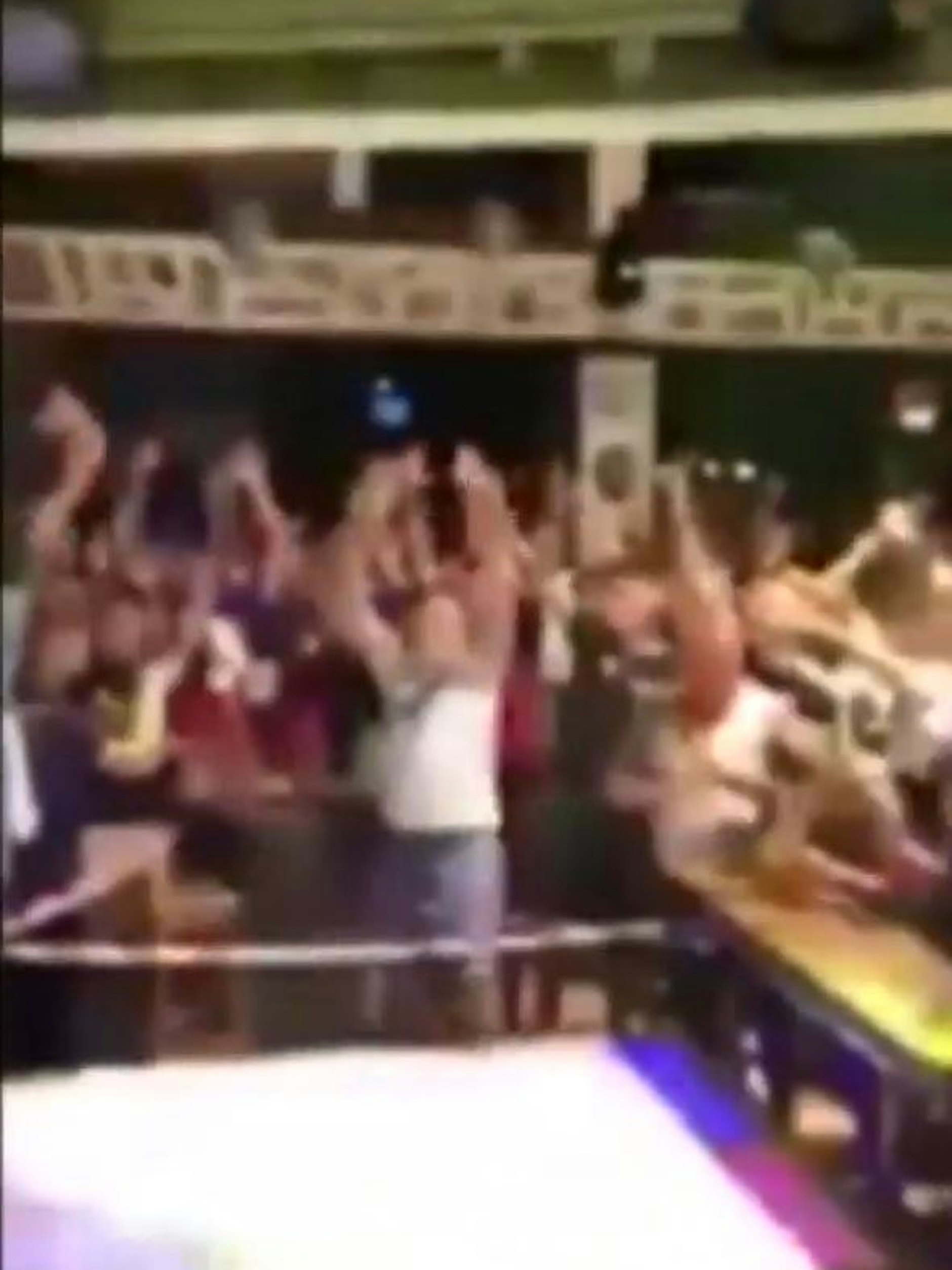 Zahlreiche Partyschlager-Fans feiern ohne Abstand bei einem Almklausi-Auftritt am Goldstrand.