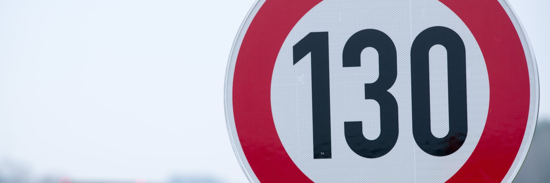 Kommt das allgemeine Tempolimit von 130 km/h auf deutschen Autobahnen? Die politischen Parteien streiten sich heftig um diesen Vorschlag.