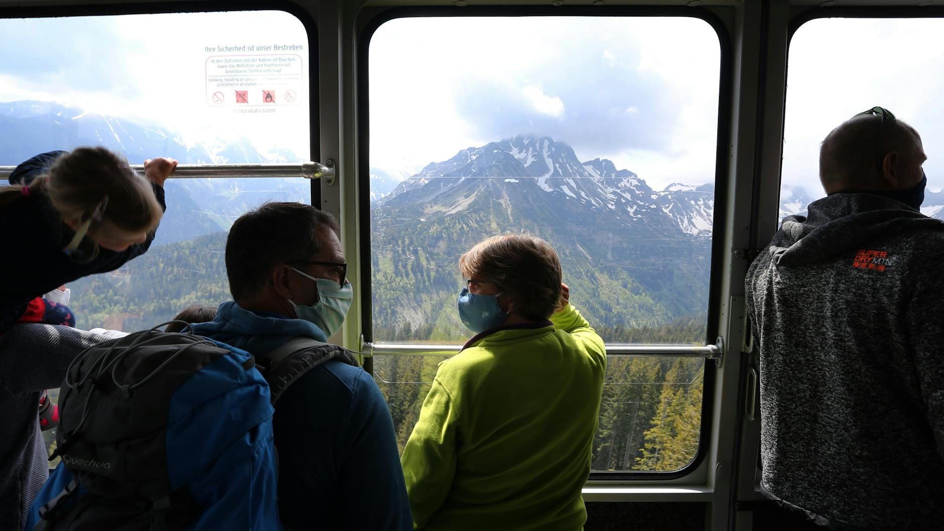 Mit Mundschutz in der Gondel: einige von derzeit sehr vielen Alpenurlaubern.