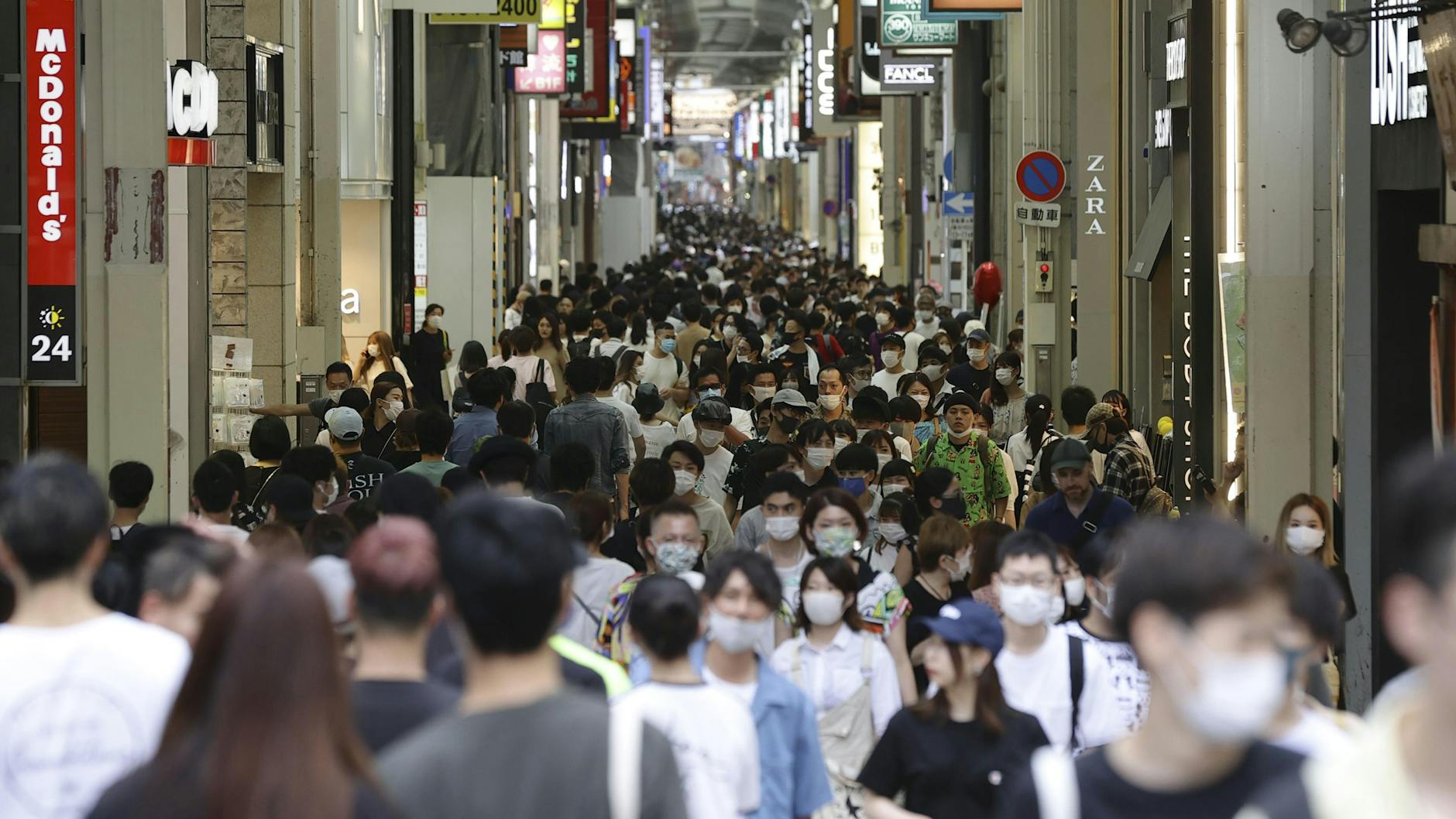 Menschen drängen sich auch in der Corona-Zeit in einem Geschäftsviertel im japanischen Osaka.