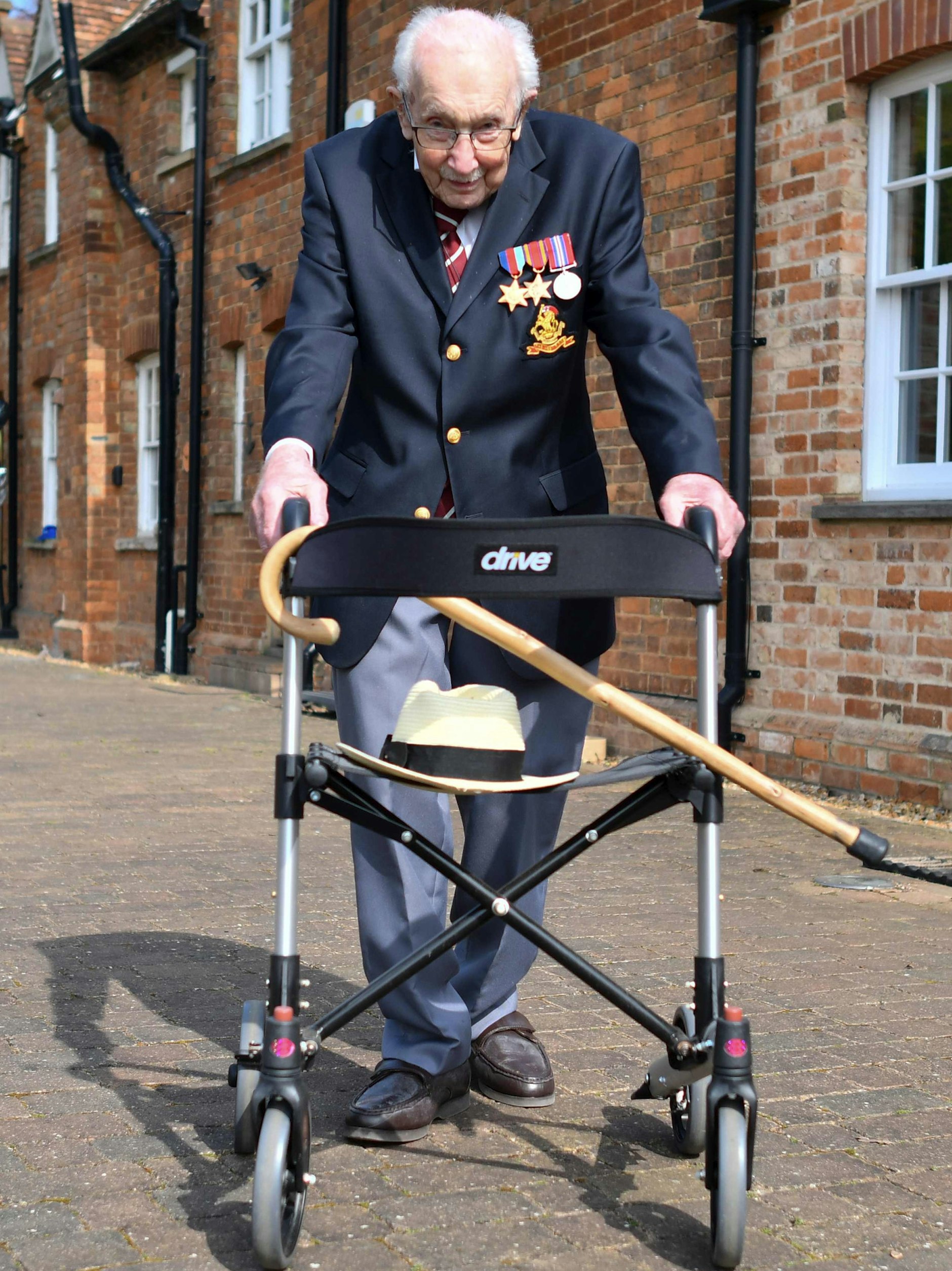 Da rollt er: Tom Moore mit seiner Gehhilfe vor seinen Haus in&nbsp;Marston Moretaine nahe Cambridge.