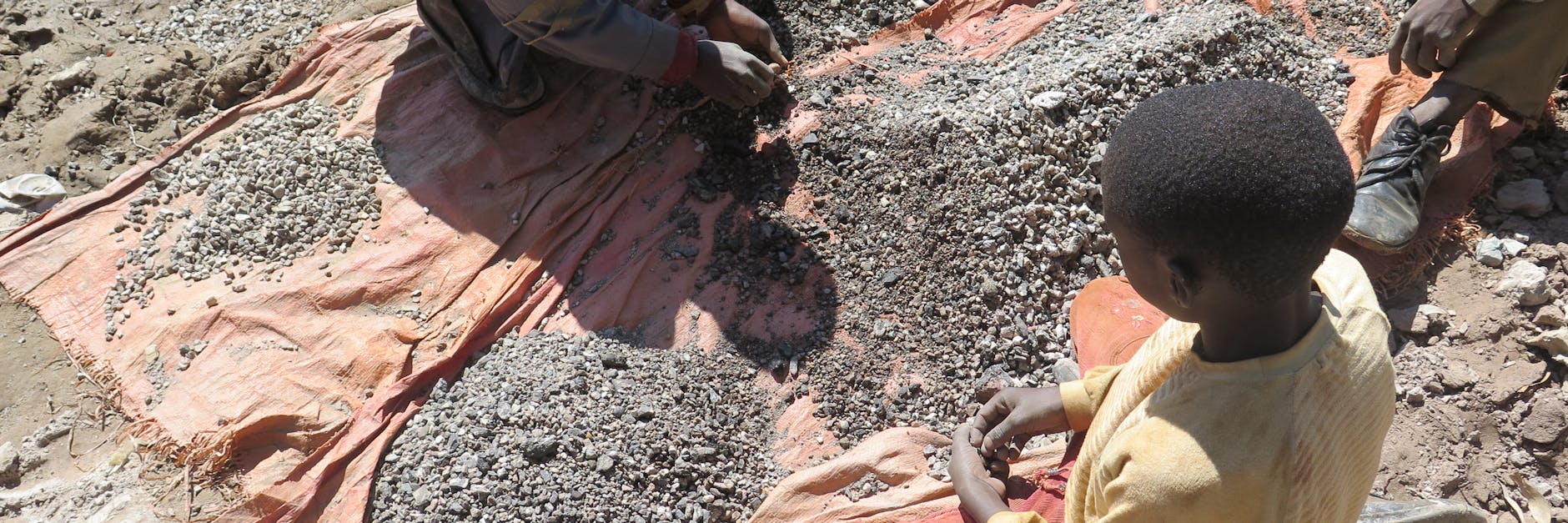 Kinder arbeiten in einer Kobalt-Mine im Kongo.