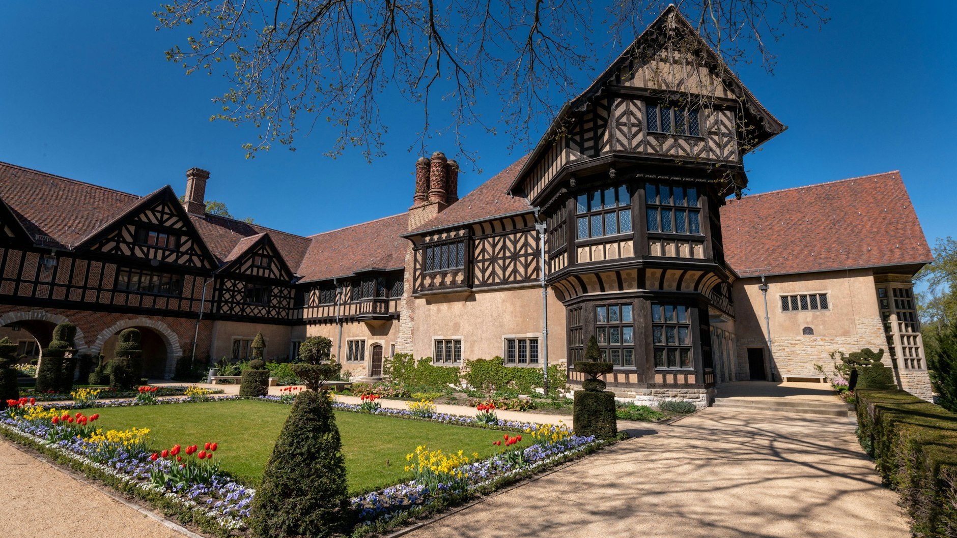 Schloss Cecilienhof: Das Gebäudeensemble im englischen Landhausstil entstand in den Jahren 1913-1917 nach Plänen des Architekten Paul Schultze-Naumburg. Es liegt im nördlichen Teil des Neuen Gartens in Potsdam, unweit vom Ufer des Jungfernsees.Weltgeschichtlich bekannt wurde Cecilienhof als Ort der Potsdamer Konferenz vom 17. Juli bis 2. August 1945.
