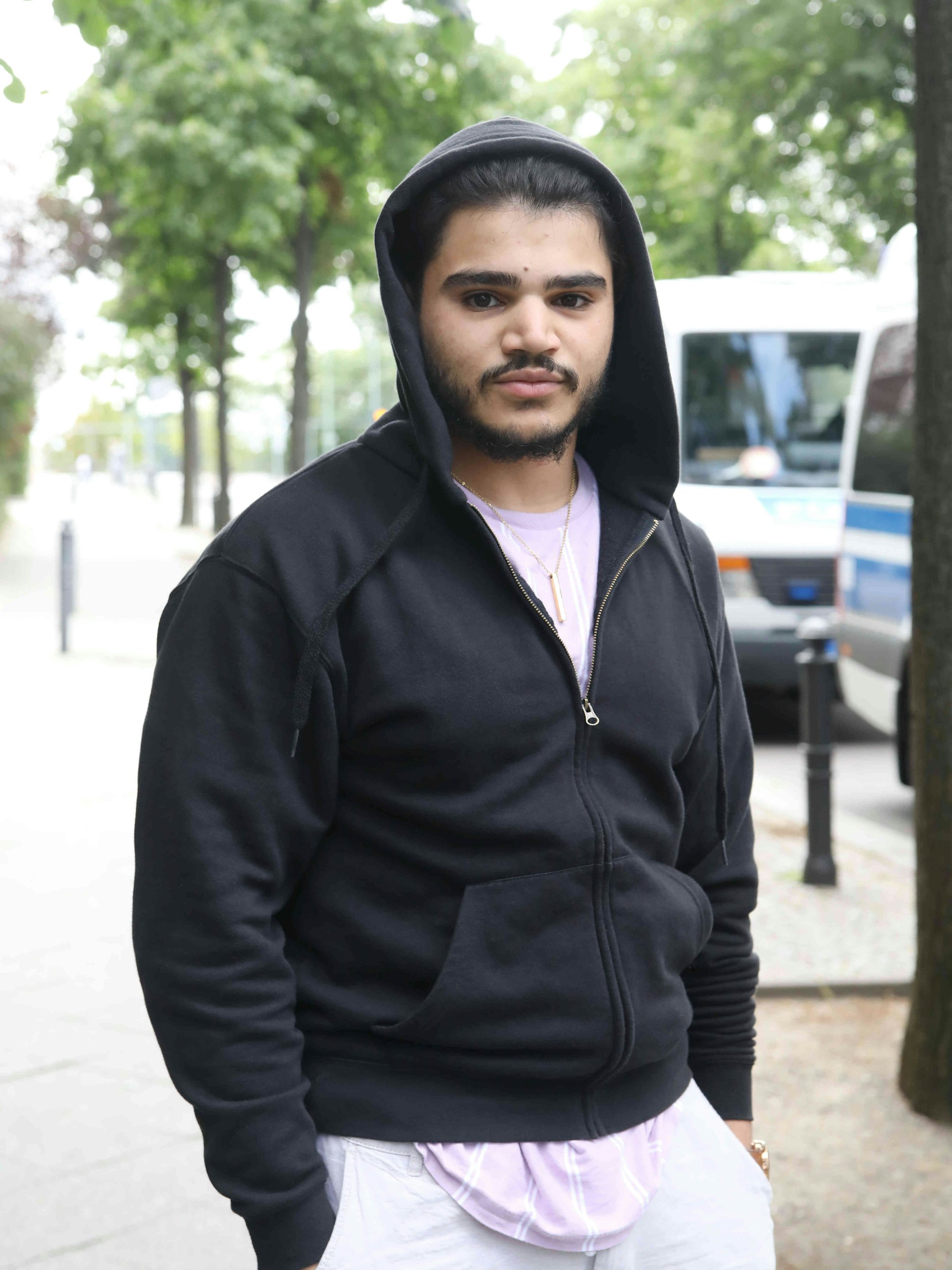 Mohamad El-I. (21) hörte nachts Stimmen auf dem Hof – das deutet auf mehrere Täter hin: „Erst brannte ein Auto, binnen Minuten dann alle.“
