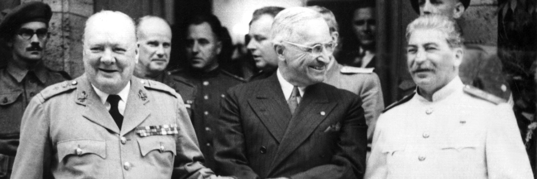 Der britische Premierminister Winston Churchill (v.l.), der amerikanische Präsident Harry S. Truman und der sowjetische Diktator Josef Stalin reichen sich während der Potsdamer Konferenz vor Schloß Cecilienhof die Hände.&nbsp;