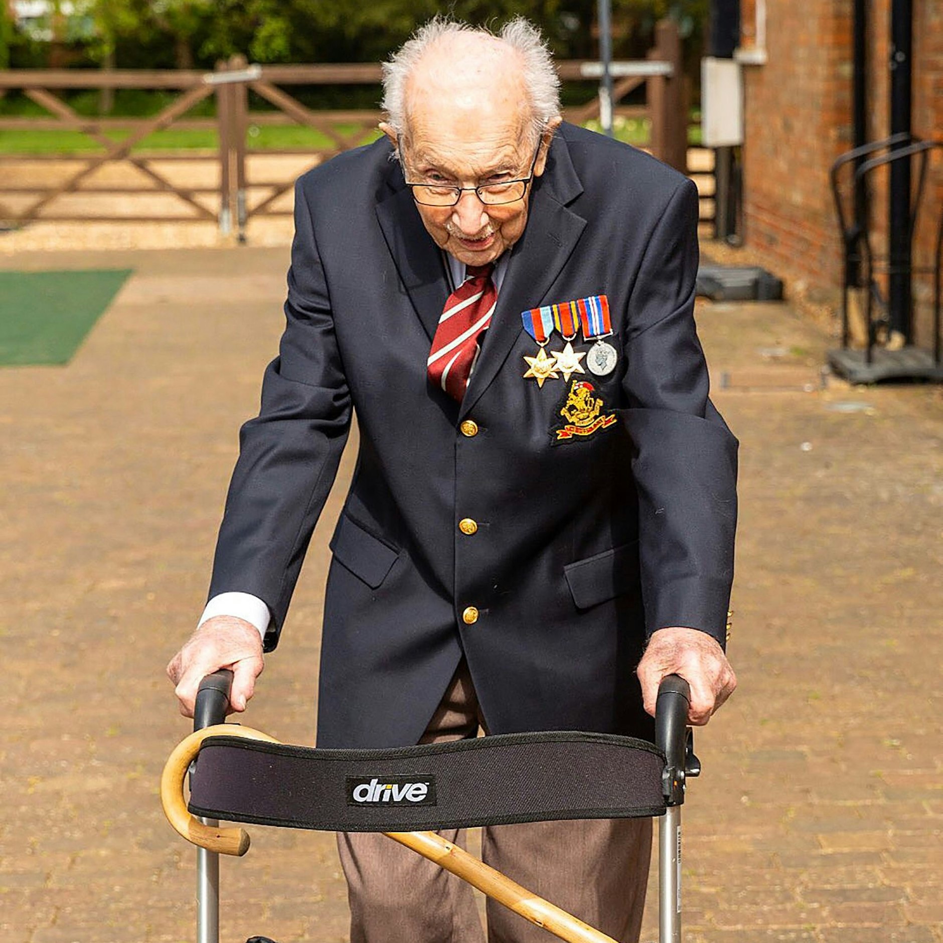 Weltkriegsveteran Tom Moore dreht seine Runden im heimischen Garten.