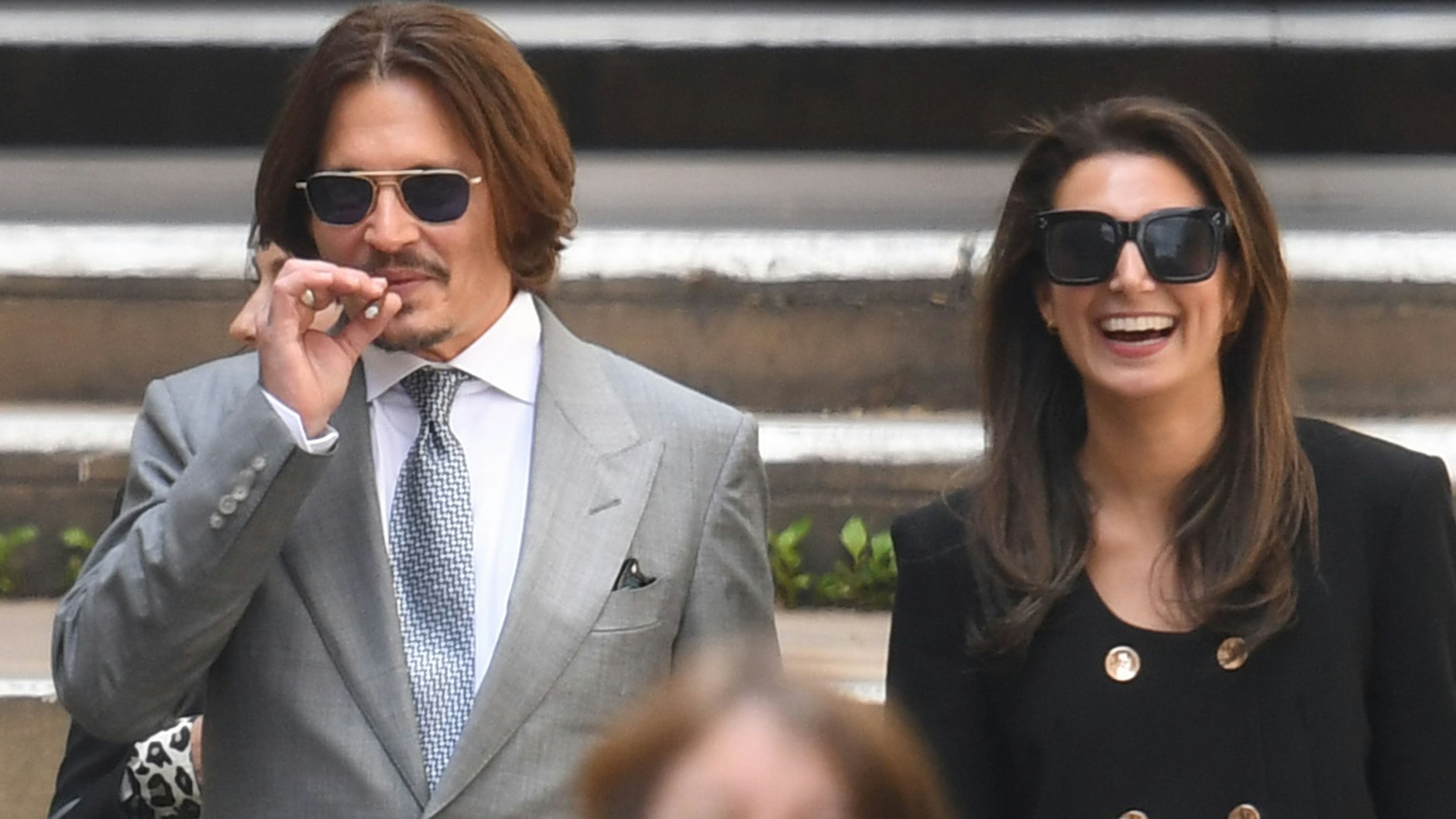 Johnny Depp verlässt am Donnerstag mit seinem Anwaltsteam den&nbsp;High Court in London.