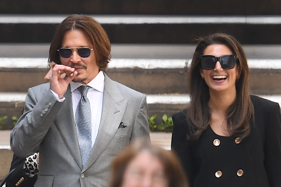 Johnny Depp verlässt am Donnerstag mit seinem Anwaltsteam den&nbsp;High Court in London.