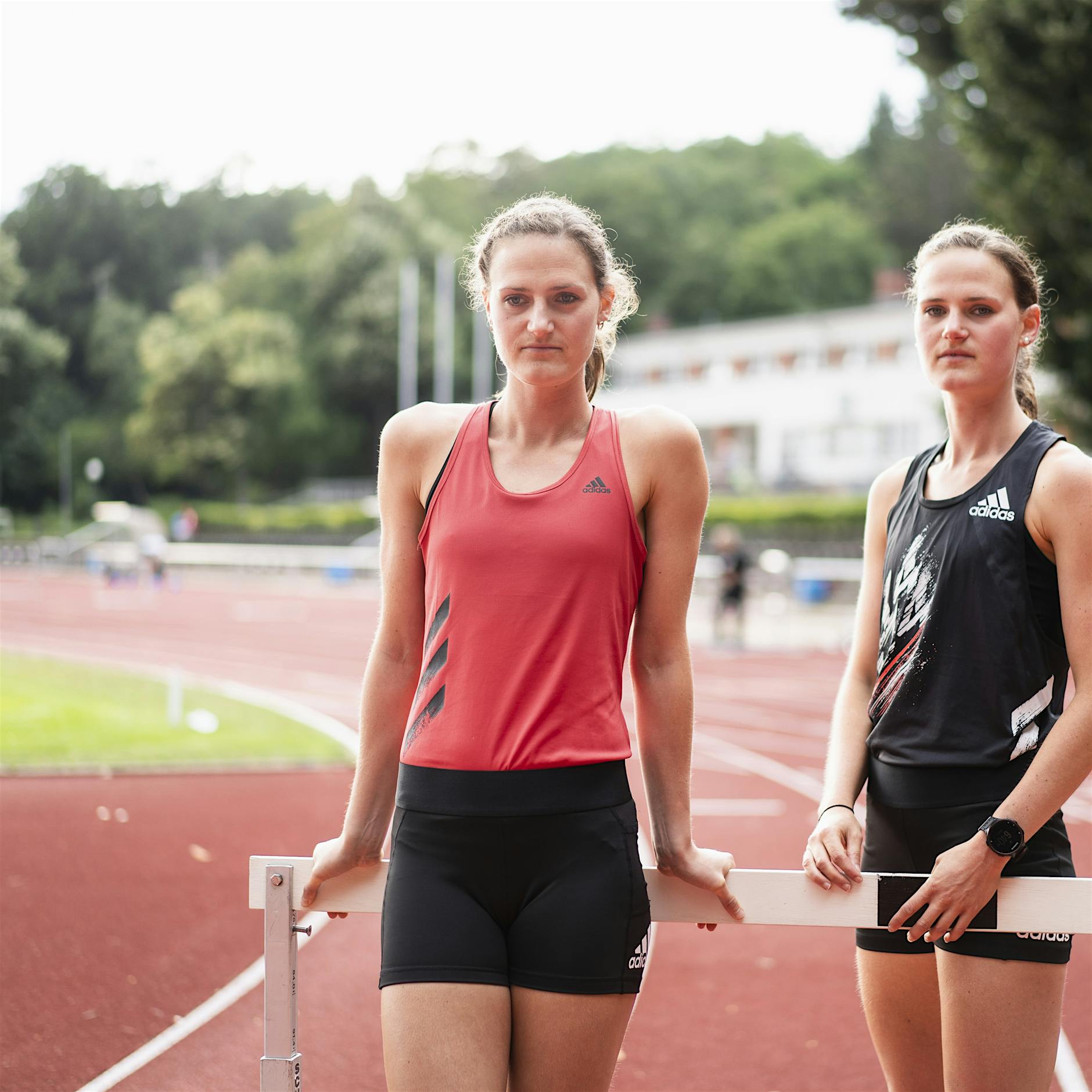 Ein Paket mit neonrosa Inhalt für die rasenden Zwillinge