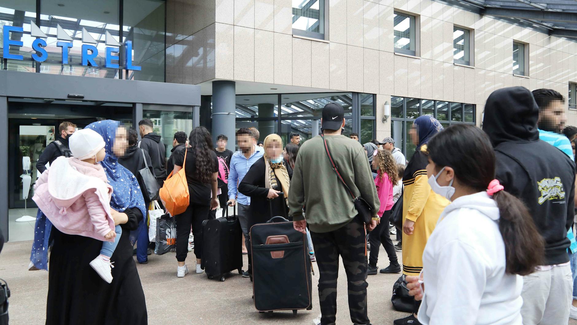 Als die Bewohner des Feuerhauses mittags das Hotel Estrel verlassen mussten, waren sie ratlos, wo sie unterkommen könnten.