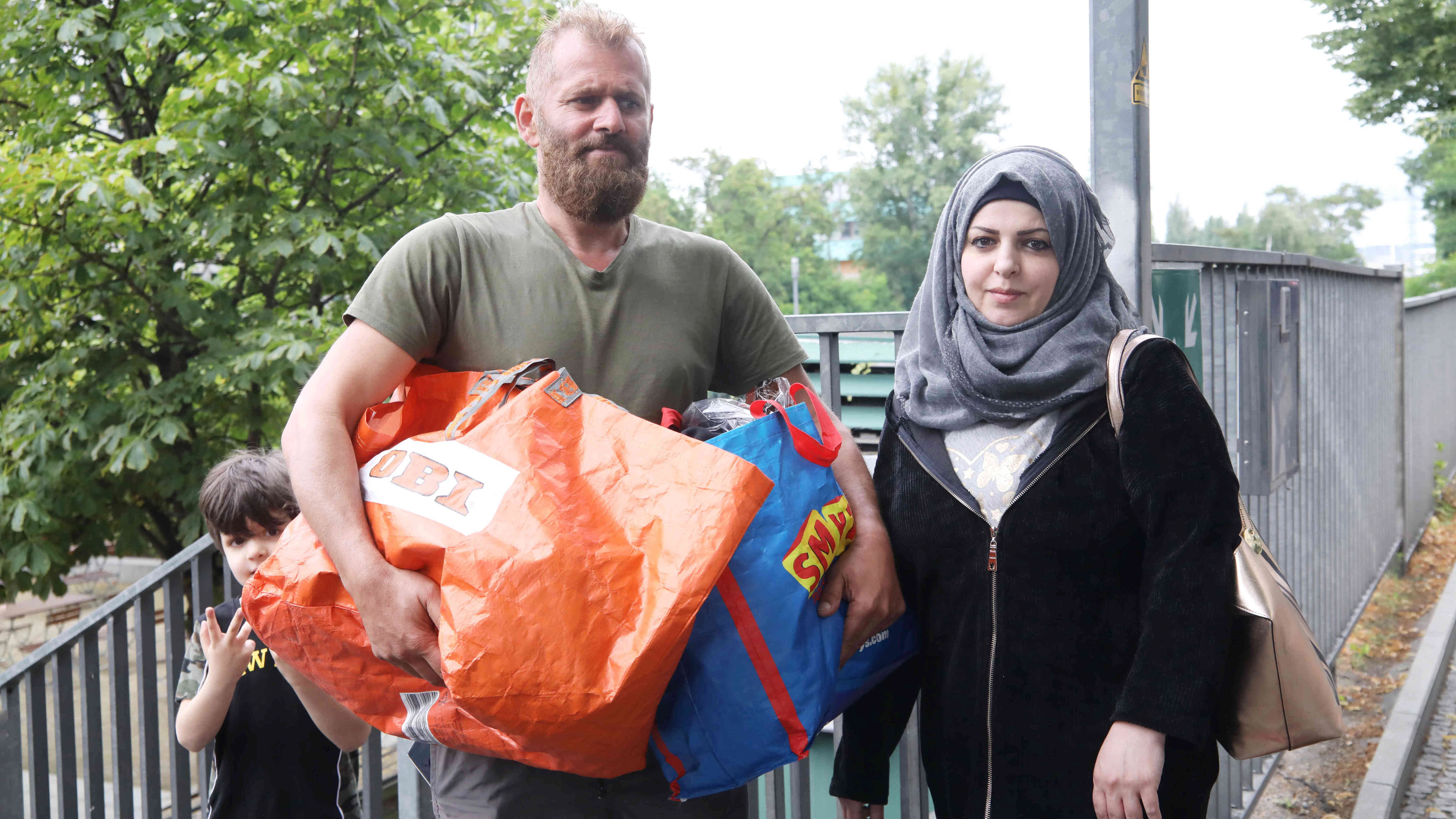 Das Ehepaar Huda (42) und Ammar Al-S. (46) am Estrel. Es konnte nur zwei Beutel mit Kleidung für sich und die sechs Kinder aus dem geräumten Haus mitnehmen.