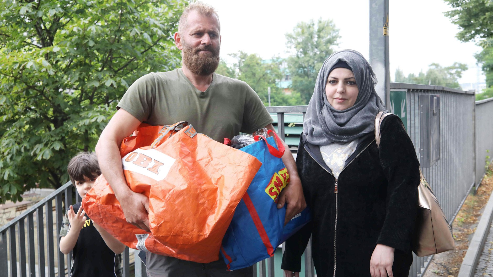 Das Ehepaar Huda (42) und Ammar Al-S. (46) am Estrel. Es konnte nur zwei Beutel mit Kleidung für sich und die sechs Kinder aus dem geräumten Haus mitnehmen.