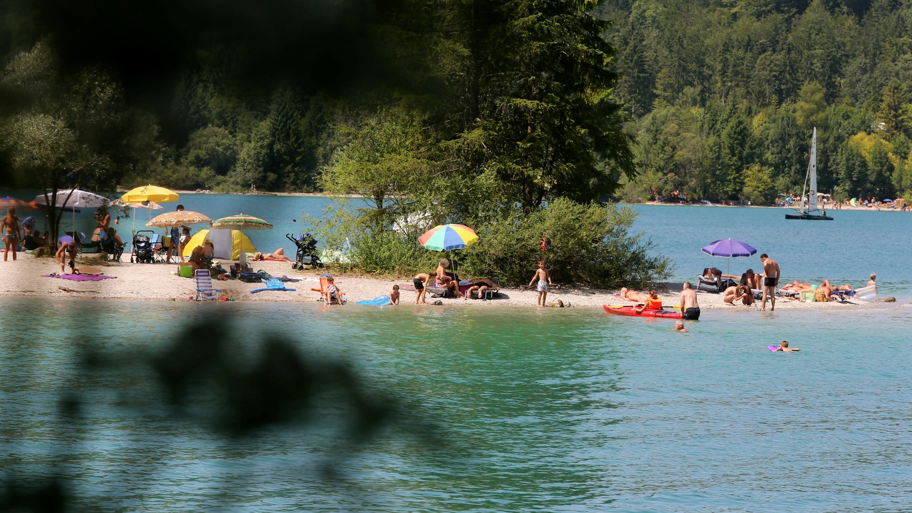 Zahlreiche Menschen am Ufer des Walchensees.