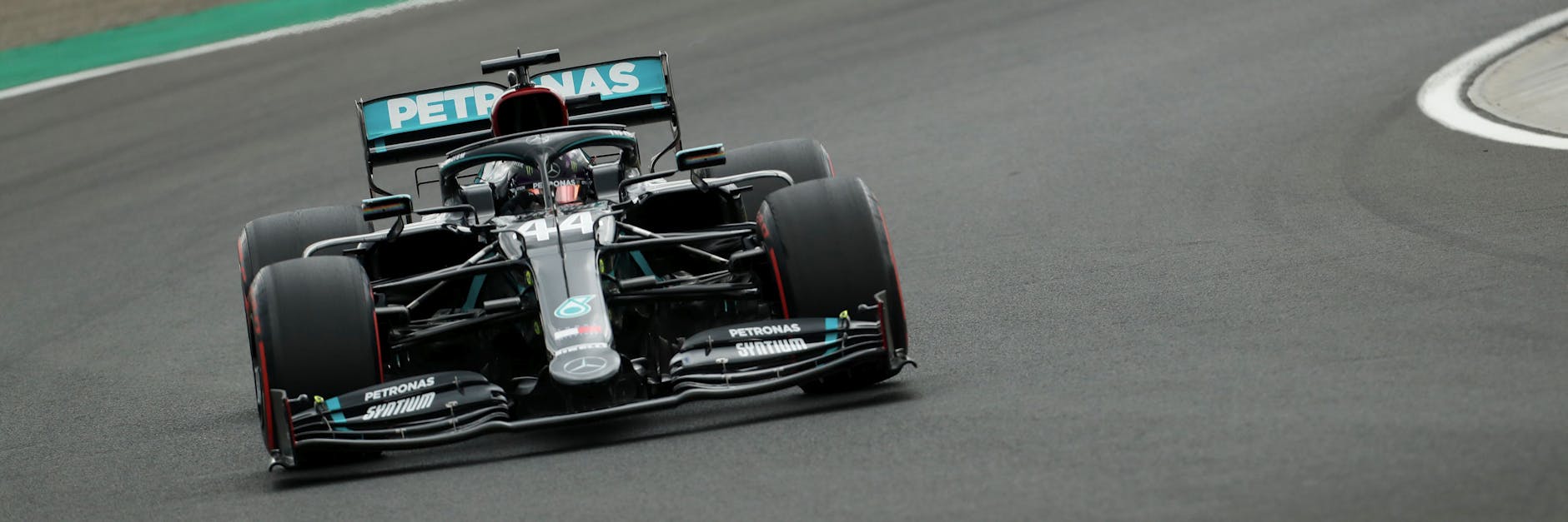 War auch in Ungarn nicht zu Bremsen: Weltmeister Lewis Hamilton fuhr zweimal neuen Streckenrekord.