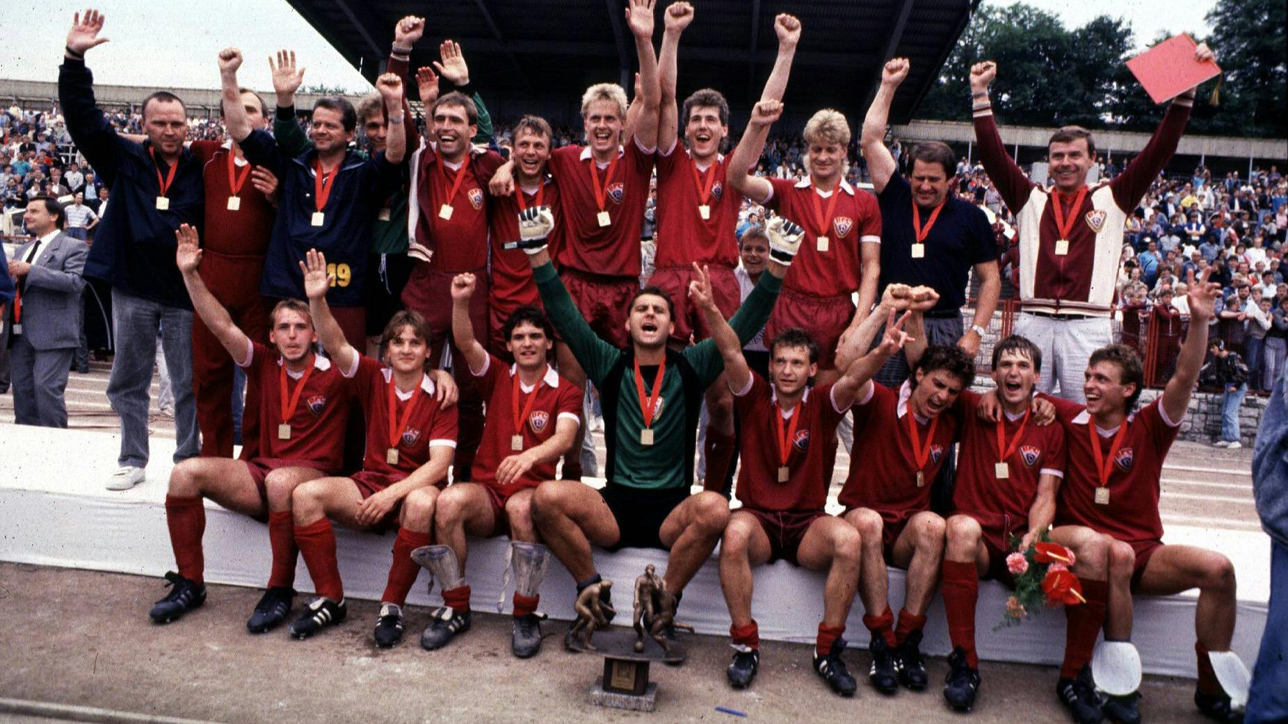 Als der BFC Dynamo noch den Ostfußball beherrschte: Die Weinroten feiern den FDGB-Pokal 1988.