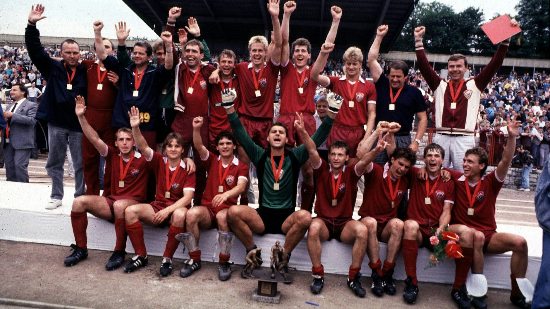 Als der BFC Dynamo noch den Ostfußball beherrschte: Die Weinroten feiern den FDGB-Pokal 1988.