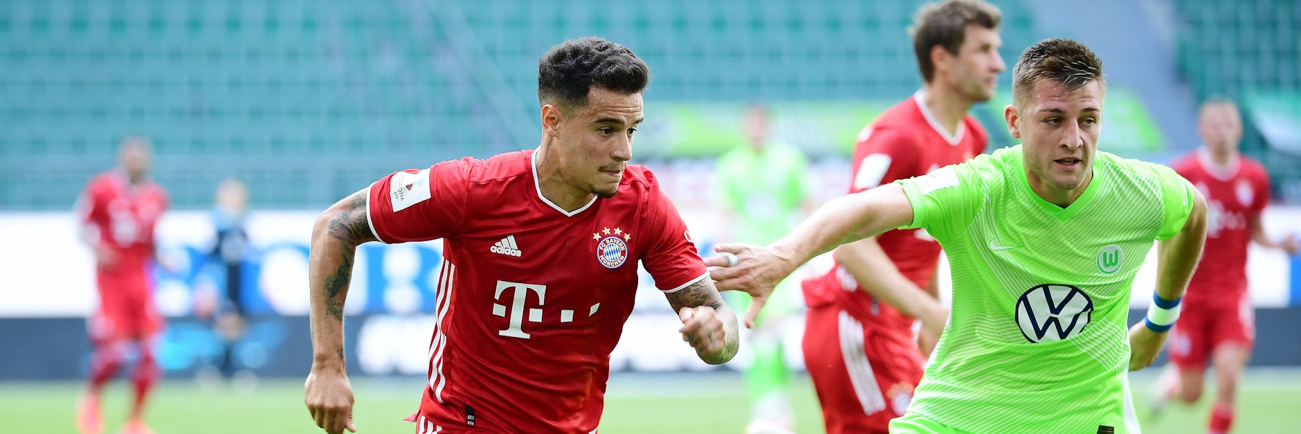 Robin Knoche (r.) durfte zum Abschied am letzten Spieltag gegen den FC Bayern noch mal für 16 Minuten für den VfL Wolfsburg ran.&nbsp;