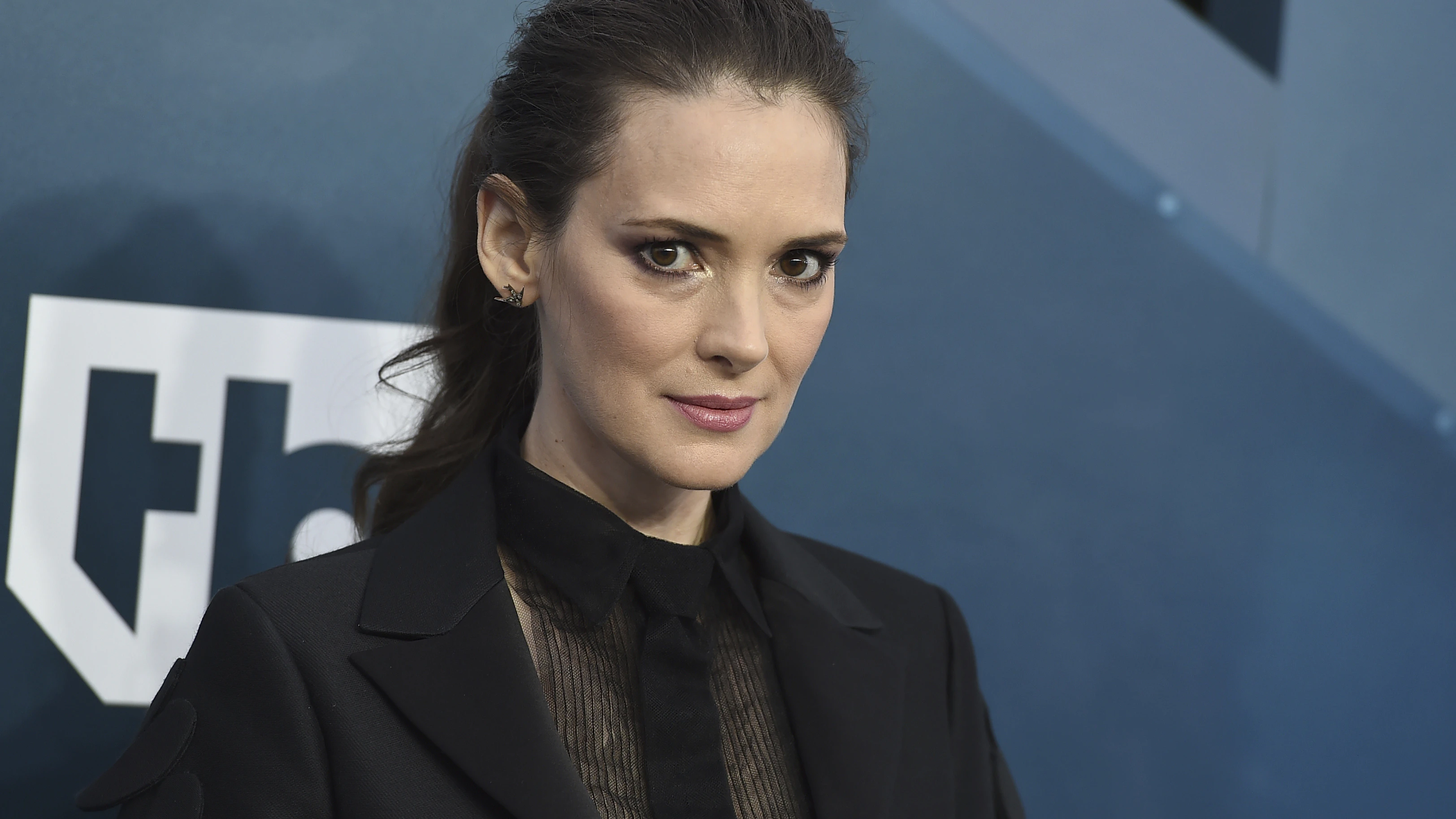 Kein Gewalttäter: Schauspielerin Winona Ryder verteidigte in London ihren früheren PartnerJohnny Depp.