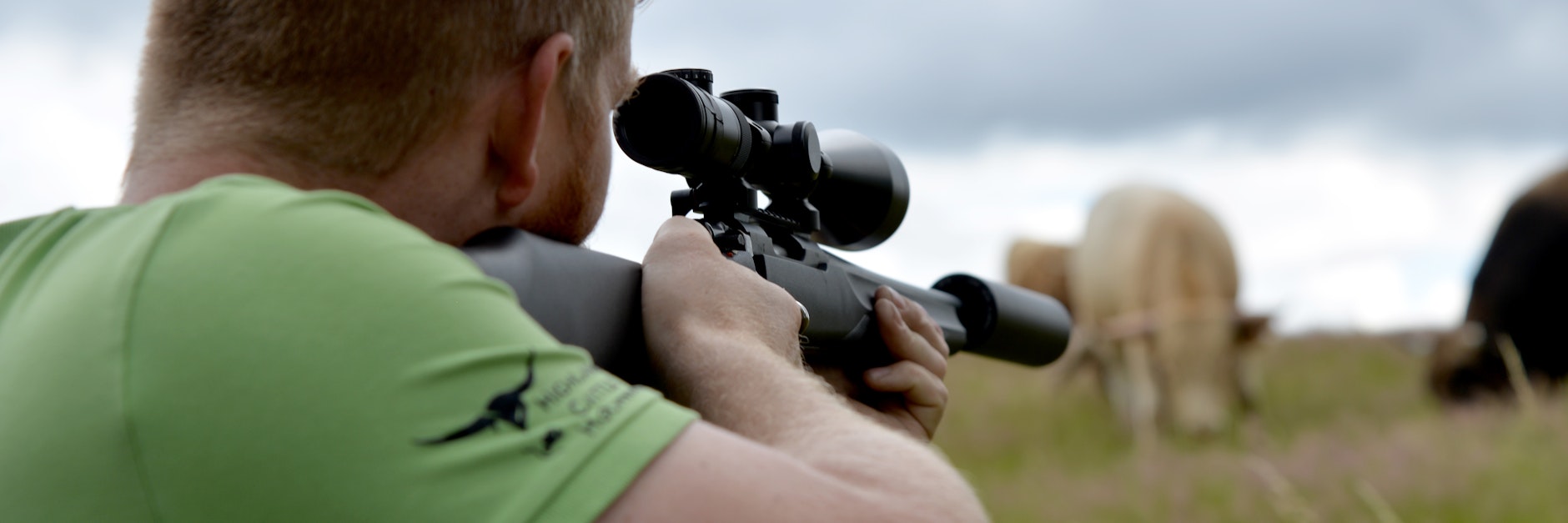 Christian Grommes deutet in einer gestellten Szene an, wie er mit dem „Weideschuss “ ein Tier direkt auf der Weide tötet.