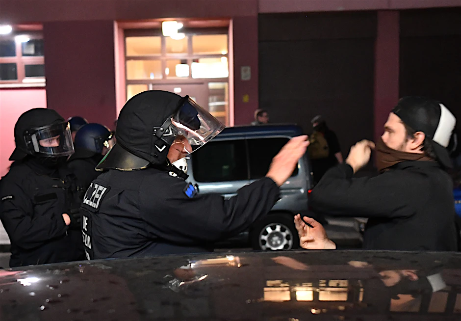 Polizisten sind bei einer Demonstration in Kreuzberg im Einsatz und stehen Demonstranten gegenüber. (Symbolbild)