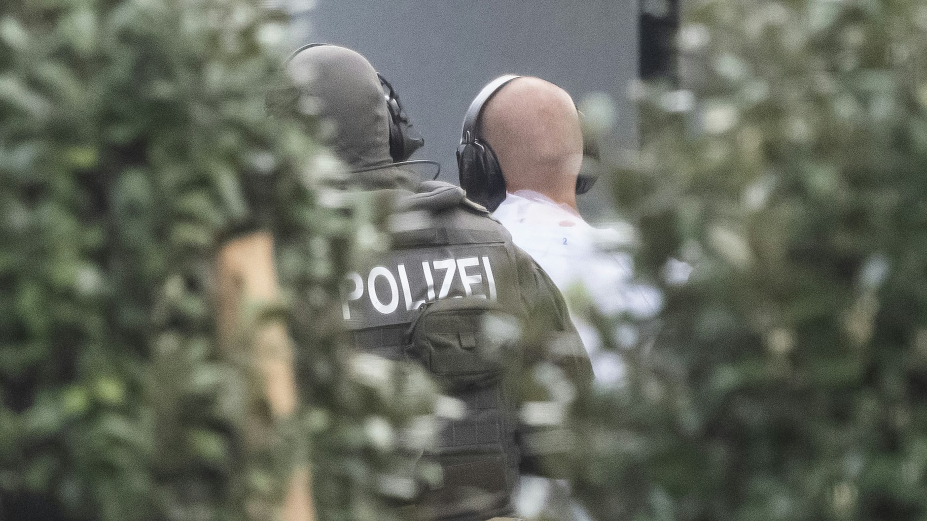 Karlsruhe 2019 : Stephan B. (r) wird zur Außenstelle des Bundesgerichtshofs gebracht.