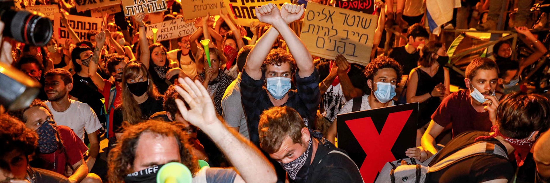 Die meisten Demonstranten trugen Mundschutz, sie forderten in Sprechchören Netanjahus Rücktritt.