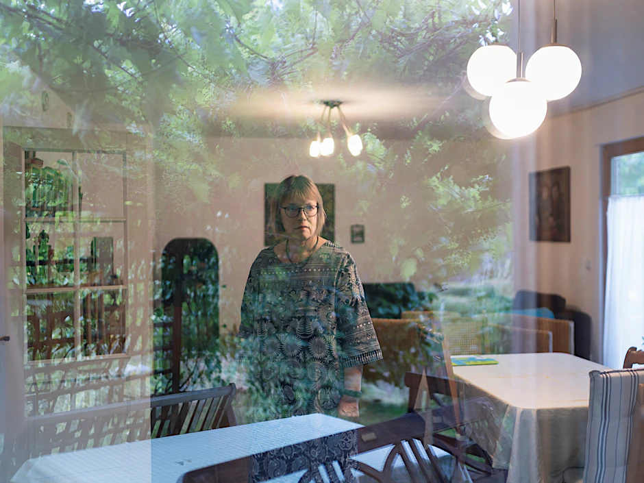 Die Schriftstellerin Kathrin Schmidt in ihrem Haus in Berlin-Mahlsdorf.