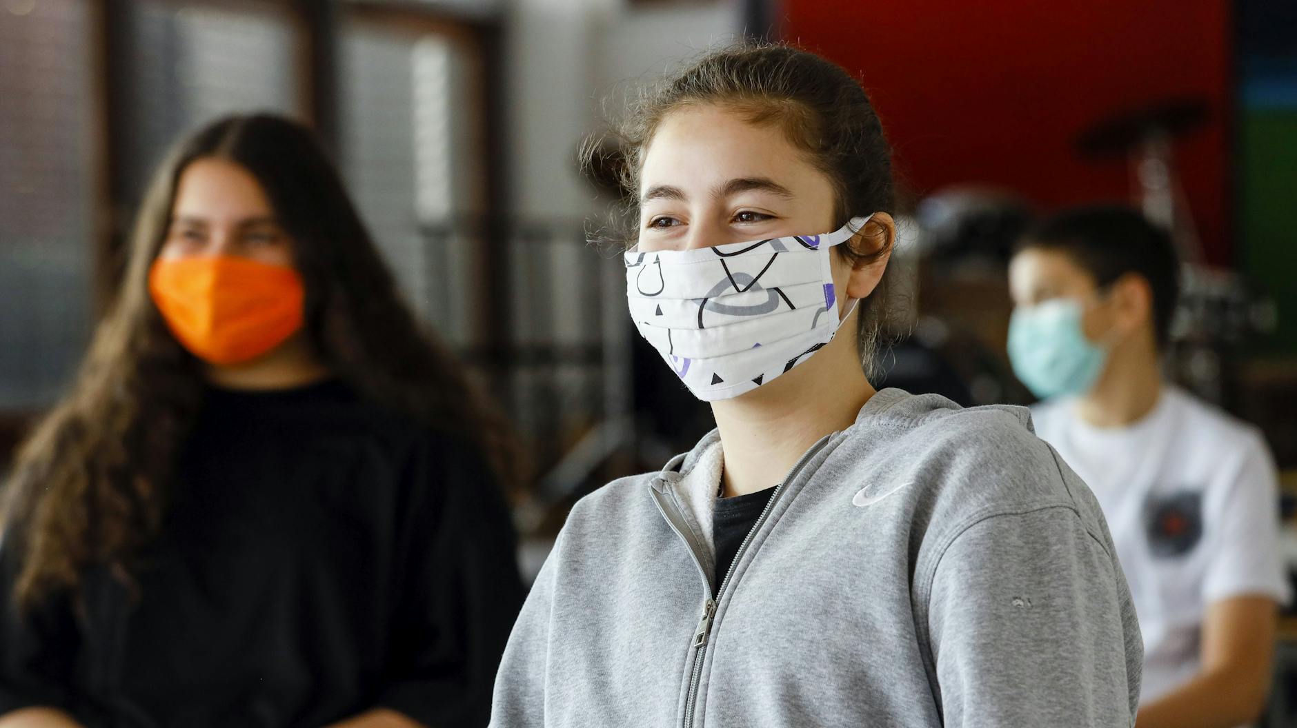Im Moment besteht für Schülerinnen und Schüler in Berlin keine Maskenpflicht. Einige Schulleiter würden das gern ändern.