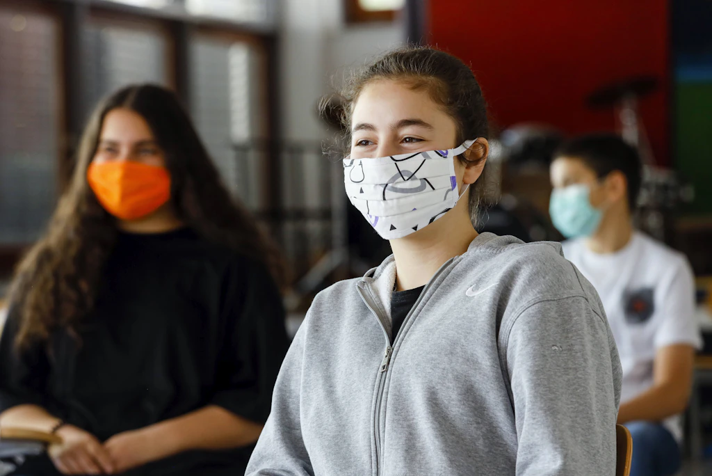 Berliner Schulleiter entsetzt: Maskenpflicht in Bussen, aber nicht in Schulen?
