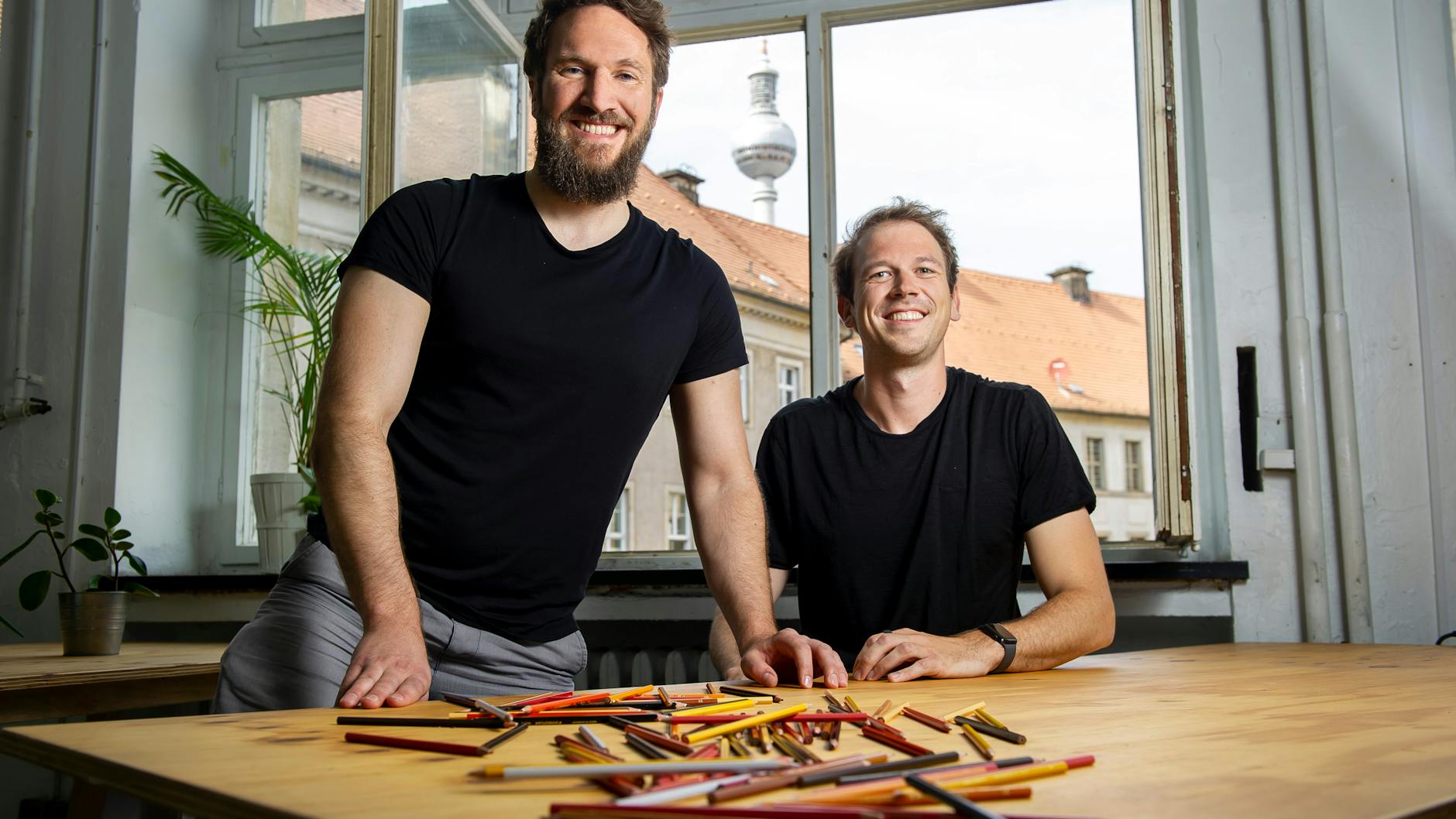 Malte Bedürftig (l.) und Tobias Tietz (r.) freuen sich über den Erfolg ihrer Hautfarbe-Buntstifte<br>