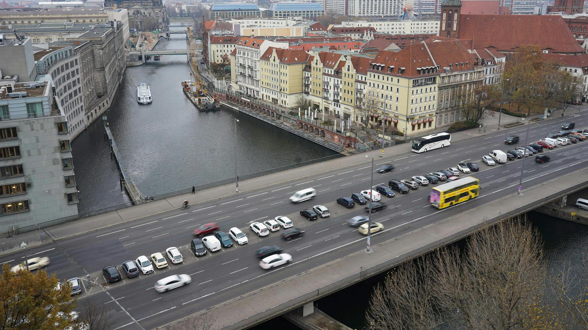 Mühlendammbrücke in der Nähe des Alexanderplatzes in Mitte