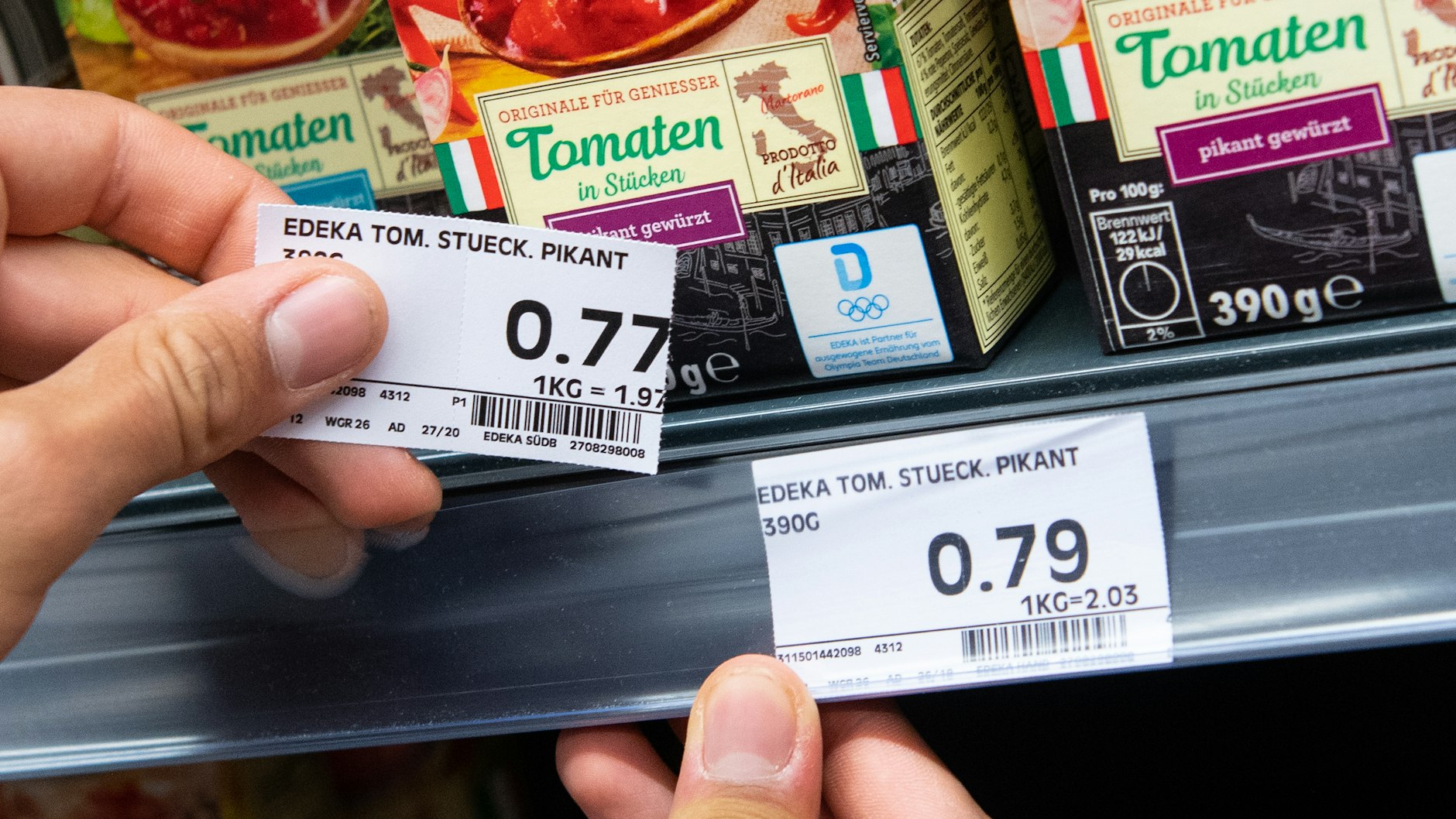 Neue Schilder mit den neuen krummen Preisen: Nicht jeder Markt macht das.