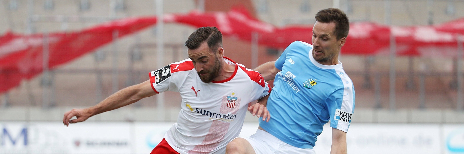 Lieferten sich einen harten Kampf um den Klassenerhalt: Zwickaus Morris Schröter (l.) und Zwickaus Sandro Sirigu (r.).