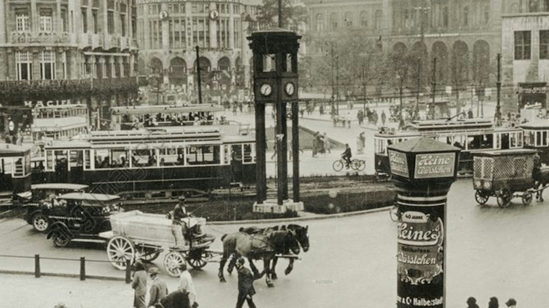 Der Berliner Potsdamer Platz um 1925.
