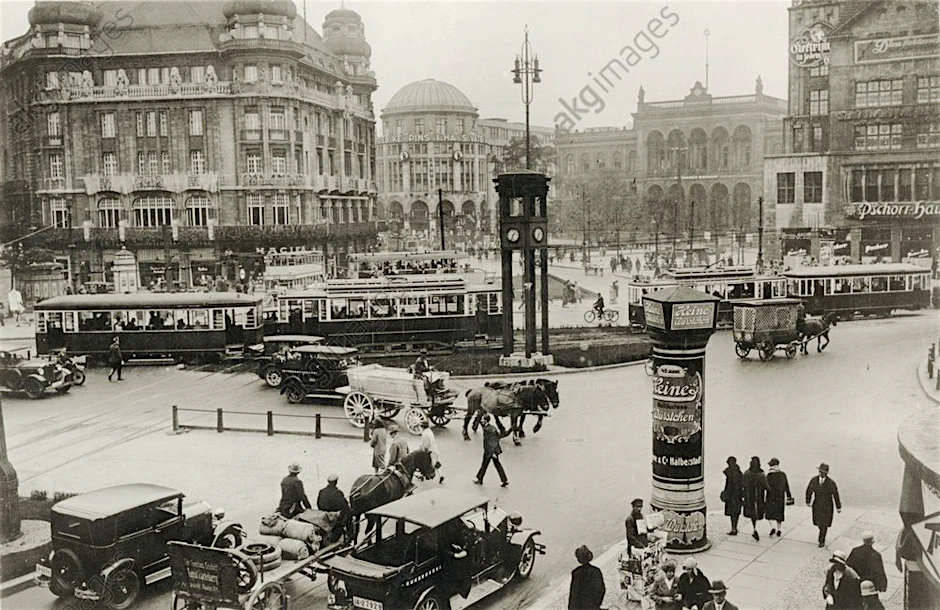 Der Berliner Potsdamer Platz um 1925.