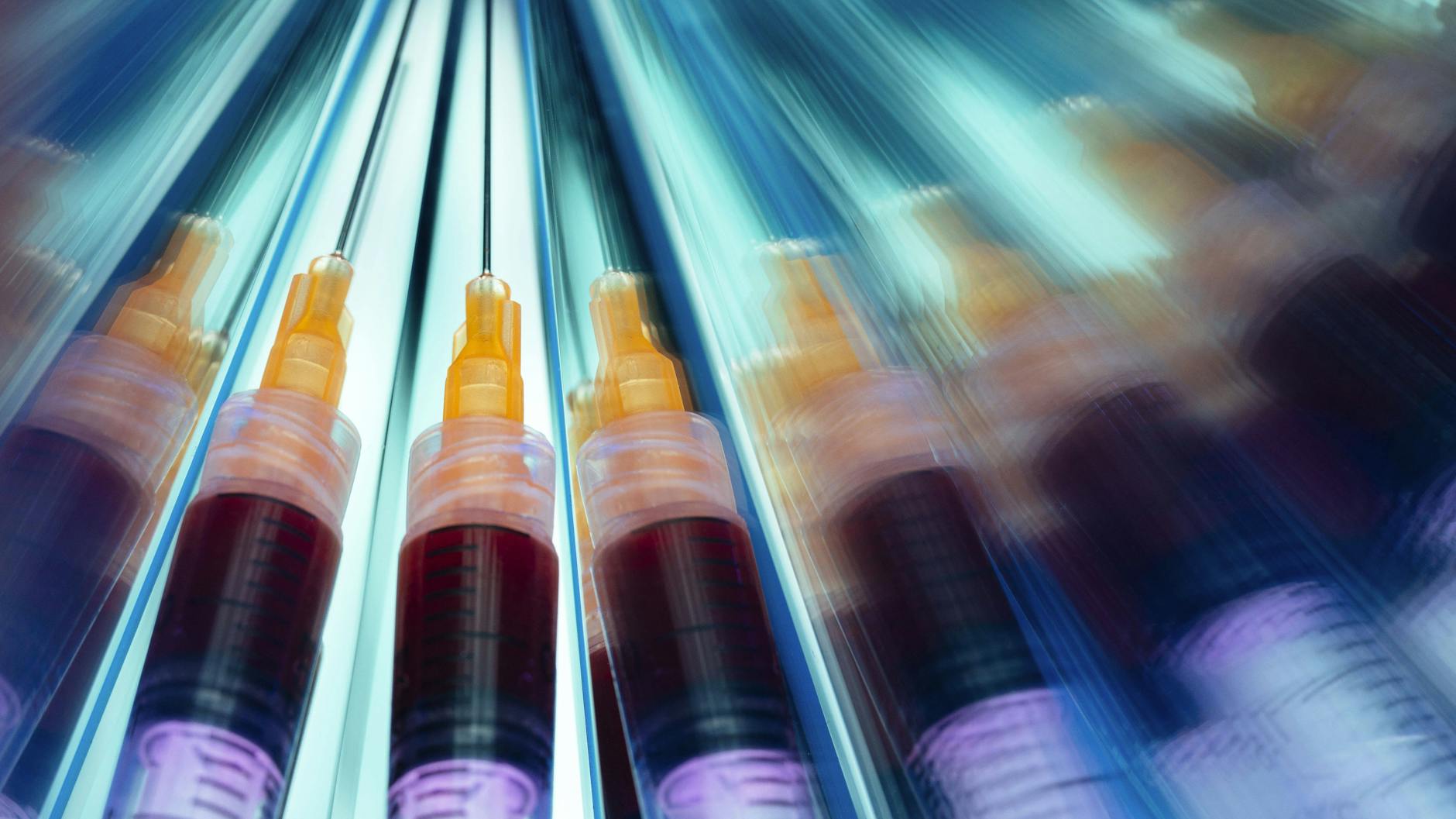 Spritzen mit einem Impfserum 