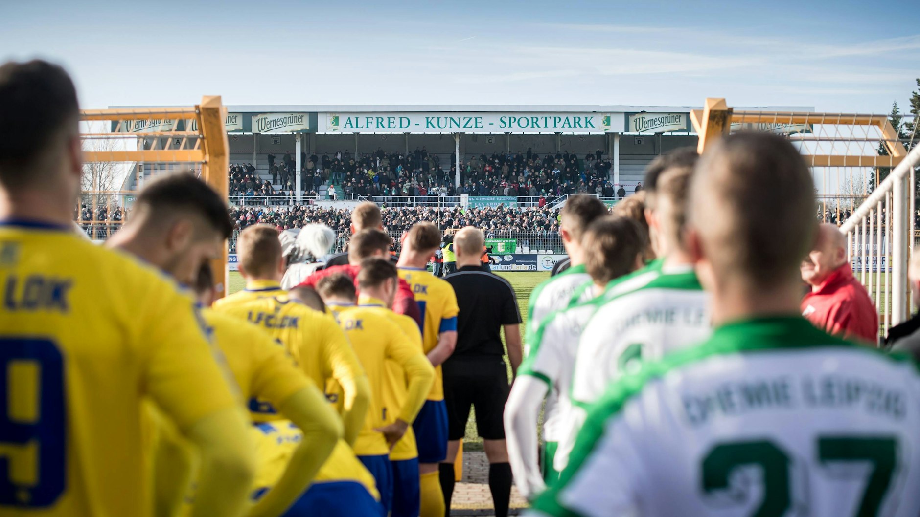 Ein Derby, das die Stadt in Atem hält: Chemie in Grün-Weiß gegen Lok in Blau und Gelb.