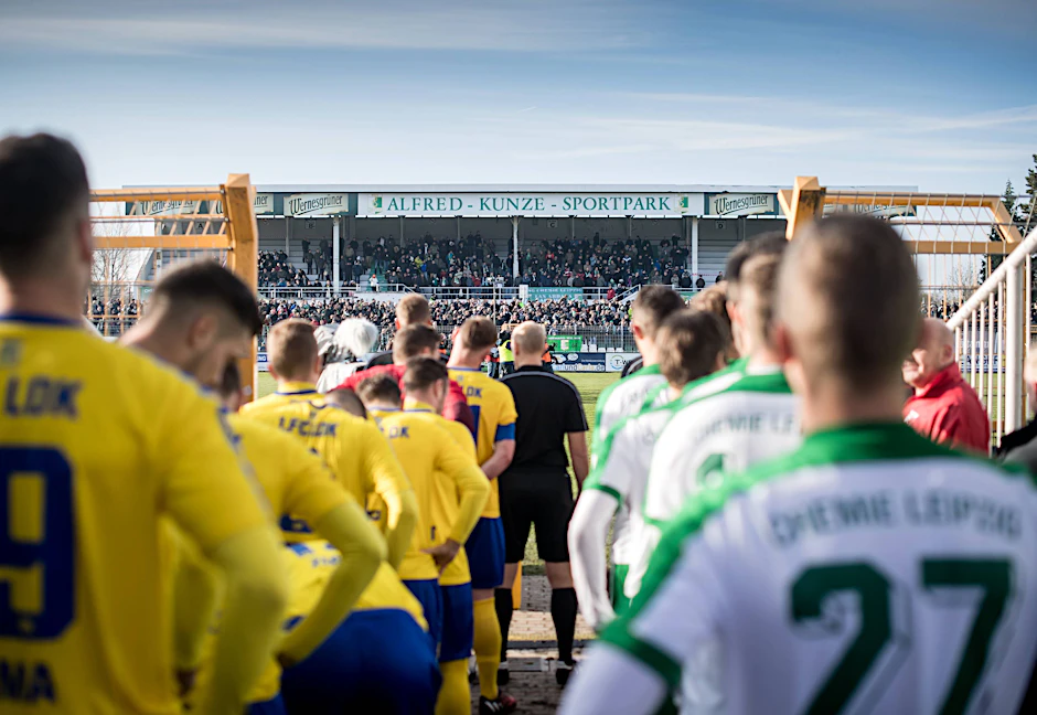 Ein Derby, das die Stadt in Atem hält: Chemie in Grün-Weiß gegen Lok in Blau und Gelb.