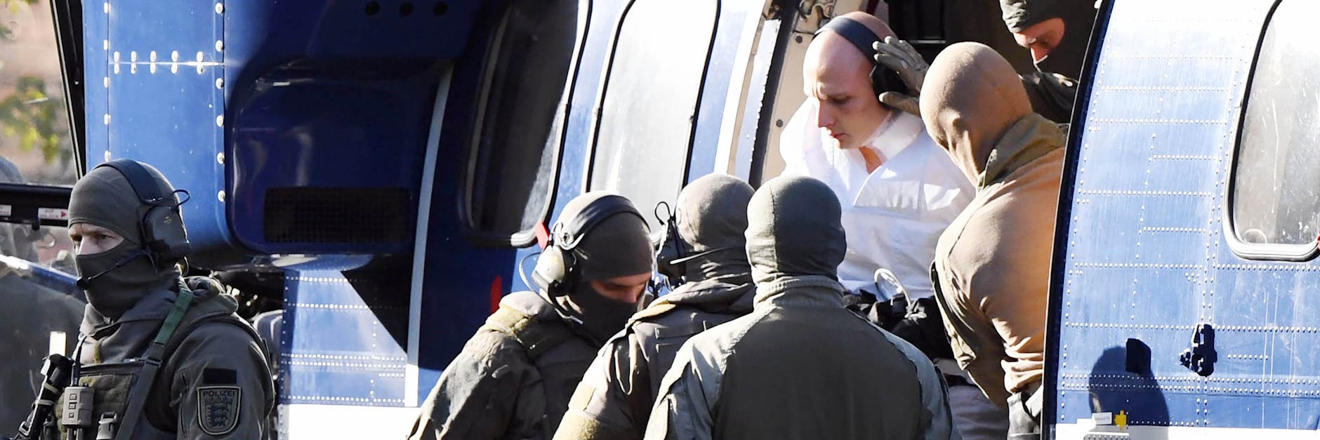 Stephan B., der Attentäter von Halle, wird von Polizisten aus einem Hubschrauber gebracht.