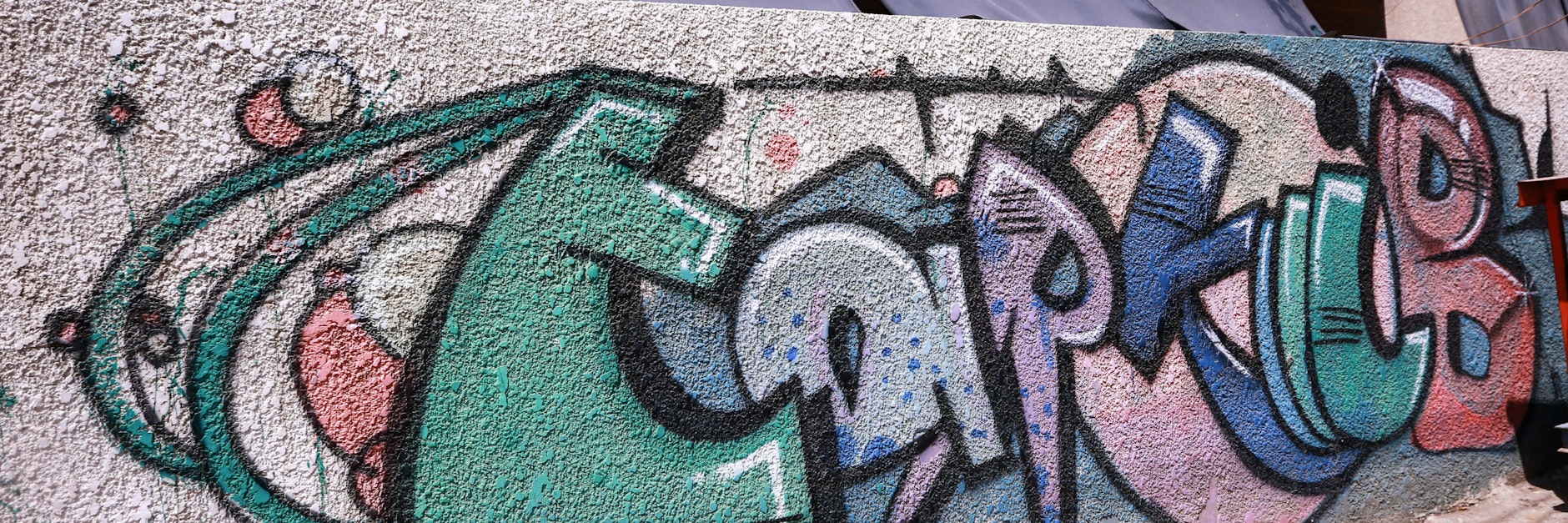 Vor diesem Graffito am Bait-Tarkib-Kunstzentrum in der Abu-Nawas-Straße im Stadtteil Abu Nawas wurde die deutsche Kuratorin Hella Mewis von bewaffneten Männern entführt.